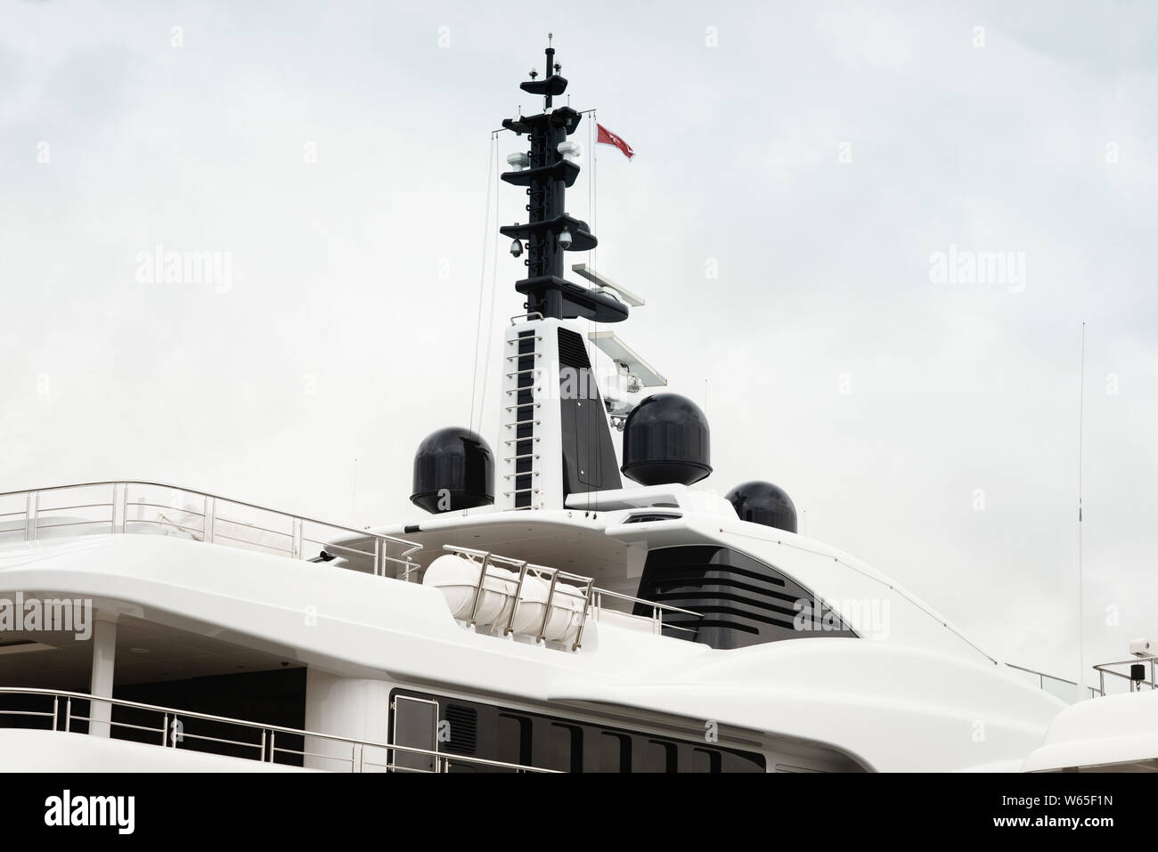 Marine cupole via satellite, la navigazione GPS e radar Apparecchiature su yacht di grandi dimensioni Foto Stock