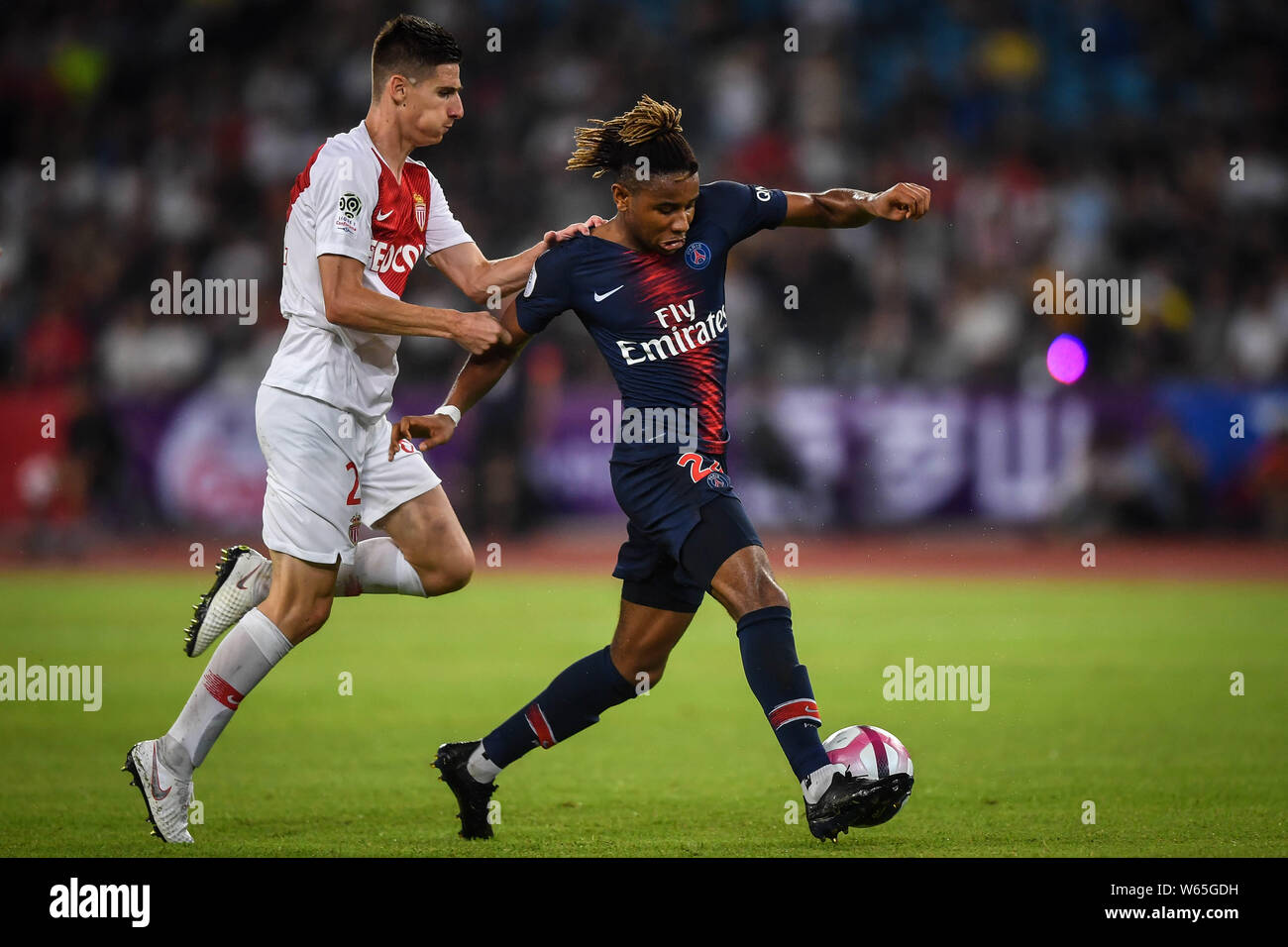 Christopher Nkunku di Parigi Saint-Germain, destra, sfide Julien Serrano di Monaco durante il Trophee des Champions 2018 nella città di Shenzhen, Cina sud' Foto Stock