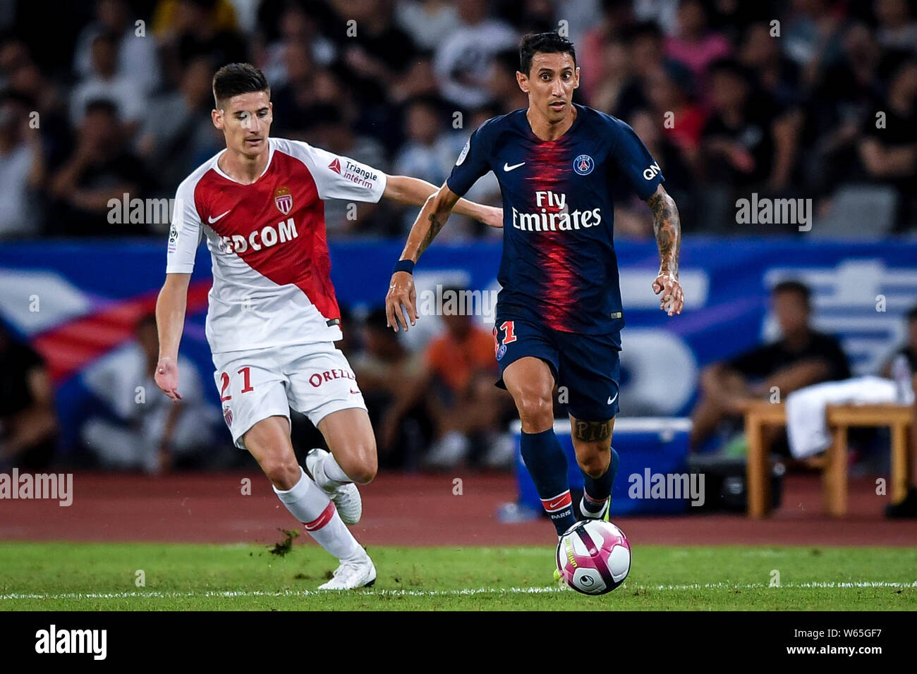 Angel di Maria di Parigi Saint-Germain, destra, sfide Julien Serrano di Monaco durante il Trophee des Champions 2018 nella città di Shenzhen, nel sud della Cina di gu Foto Stock