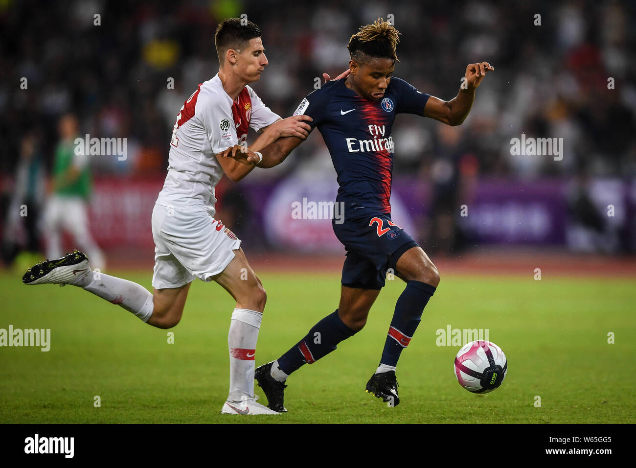 Christopher Nkunku di Parigi Saint-Germain, destra, sfide Julien Serrano di Monaco durante il Trophee des Champions 2018 nella città di Shenzhen, Cina sud' Foto Stock