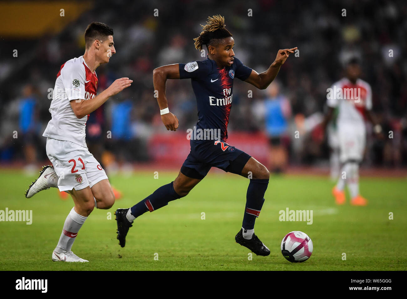 Christopher Nkunku di Parigi Saint-Germain, destra, sfide Julien Serrano di Monaco durante il Trophee des Champions 2018 nella città di Shenzhen, Cina sud' Foto Stock