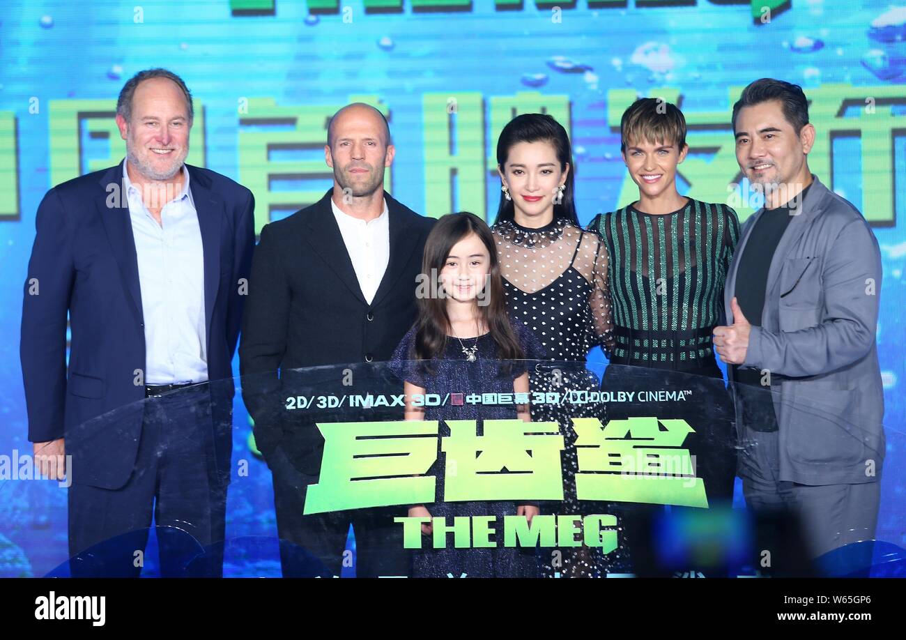 (Da sinistra) American film del regista Jon Turteltaub, attore inglese Jason Statham, Cinese stella di bambino Sophia Cai Shuya, attrice Li Bingbing, Australian m Foto Stock