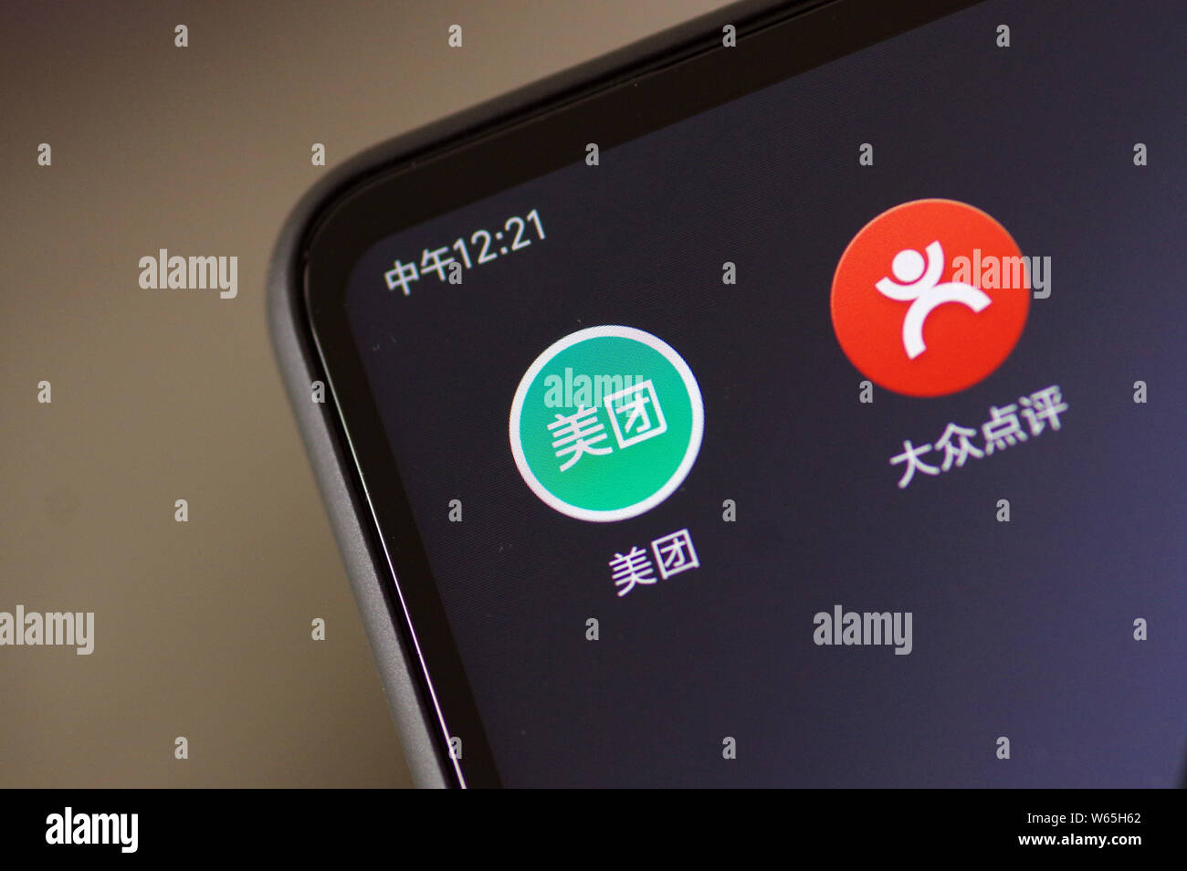 --FILE--un cinese telefono cellulare utente guarda le icone delle app mobile di waimai.meituan.com di gruppo online il sito di acquisto meituan.com, destra e restau Foto Stock