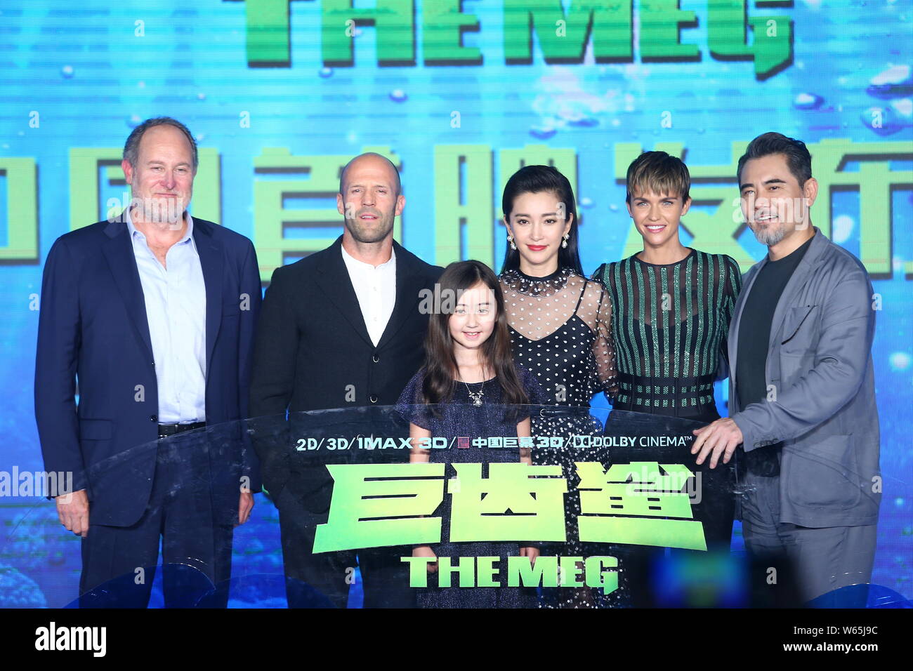 (Da sinistra) American film del regista Jon Turteltaub, attore inglese Jason Statham, Cinese stella di bambino Sophia Cai Shuya, attrice Li Bingbing, Australian m Foto Stock