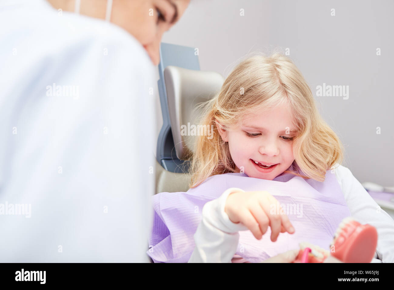 Bambino come un paziente appare in un modello di protesi all'esame legale con un assistente medico Foto Stock
