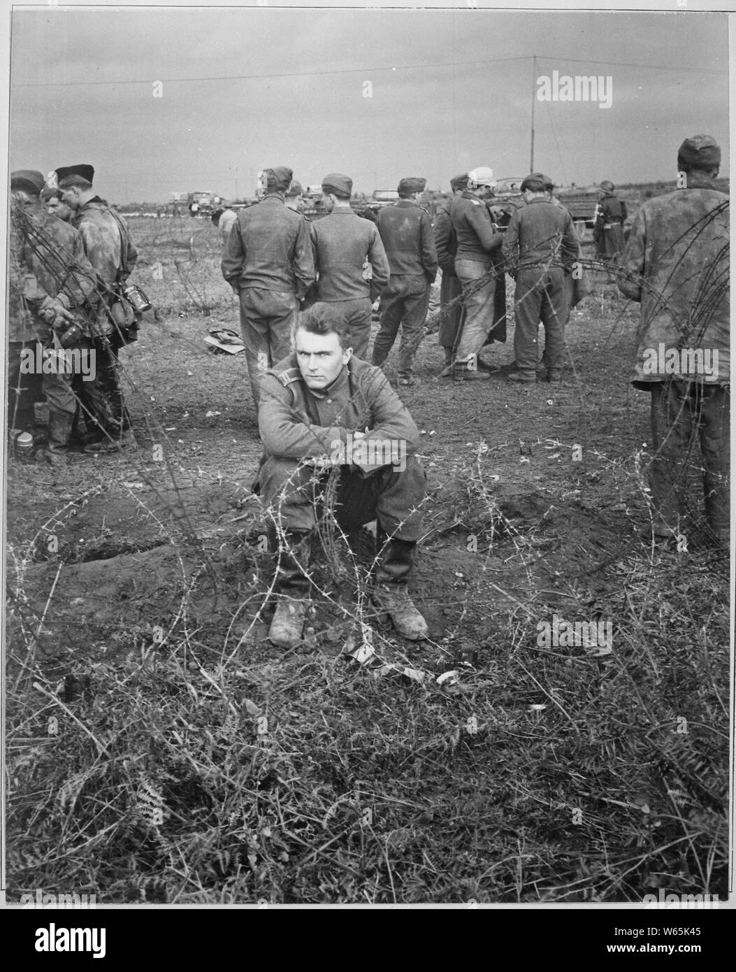 Prigionieri tedeschi, Anzio Beachhead al di sotto di Roma, sul loro modo di prigionia. L'Italia, Febbraio 1944.; Note Generali: Utilizzo di guerra e di conflitto numero 1285 quando si ordina una riproduzione o la richiesta di informazioni su questa immagine. Foto Stock