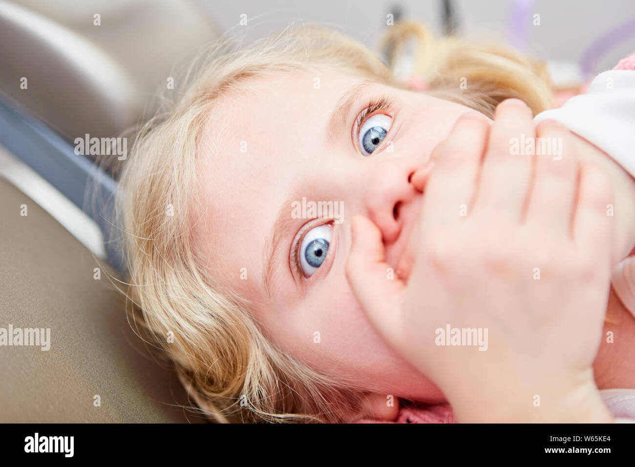 Bambino è molto paura del dentista nel corso della procedura di esame o di trattamento Foto Stock