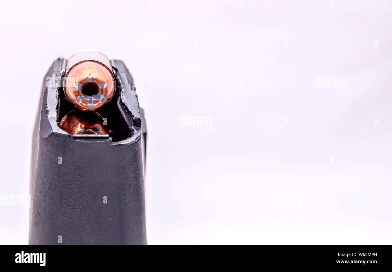Un 9mm caricatore per pistola caricato con punto di cava pallottole con una camera extra per il testo su sfondo bianco Foto Stock
