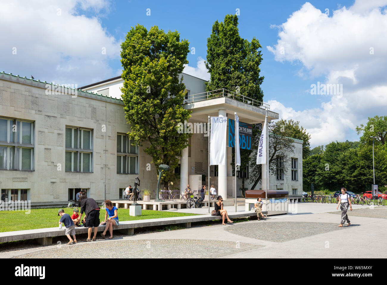 La gente seduta davanti all ingresso della Lubiana il Museo di Arte Moderna Cankarjeva cesta Ljubljana Slovenia Ue EuropeLjubljana Slovenia eu Europe Foto Stock