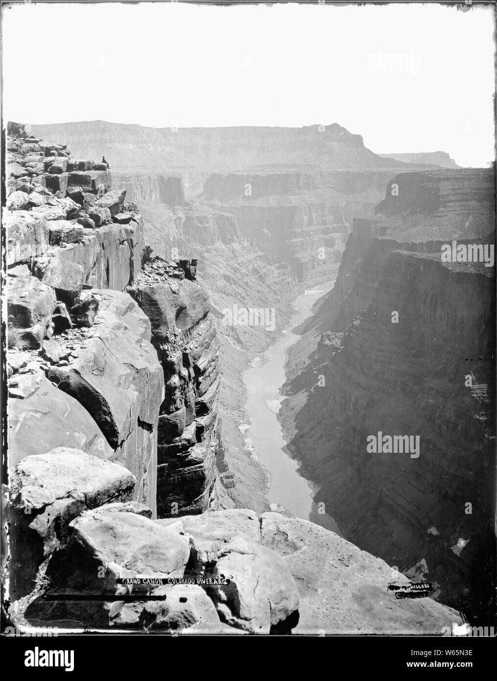 Il Grand Canyon del Fiume Colorado al piede della Toroweap, Arizona. G.S.A. No. 151 Grand Canyon National Park. Vecchio n. 80 e 151. L uomo non identificato in alto a sinistra. Vedere anche No. 61. 76 stessa come 66 su piccola scala. E apparentemente negativo sono stati distrutti. Mukuntoweap Valley, Utah Zion National Park. L'uomo sulla sommità del masso affacciato sul Canyon è probabilmente lo stesso uno mostrato nella foto n. 61 e 66. Negativo distrutto dalle autorità del geologo amministrativa., 1871 - 1878 Foto Stock