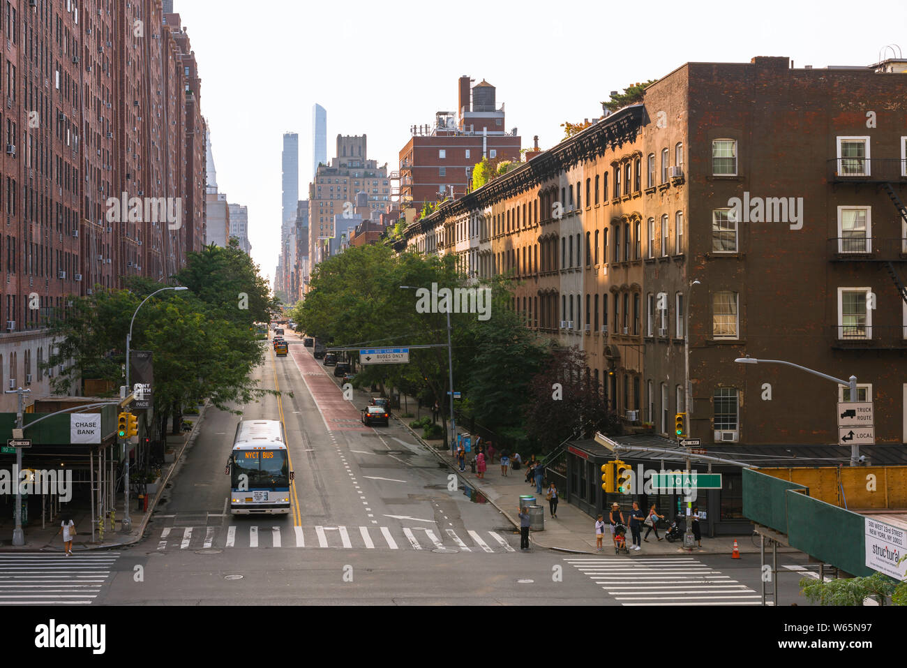 West 23rd Street, vista in estate dell'incrocio tra West 23rd Street e 10th Avenue nell'area di Chelsea di Manhattan, New York City, USA Foto Stock