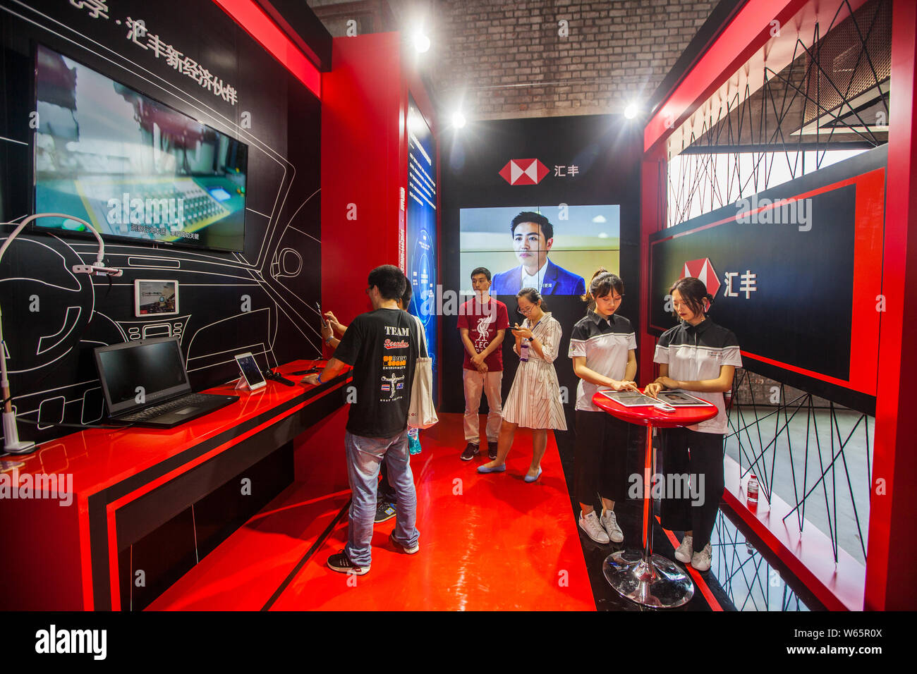--FILE -- la gente visita lo stand della HSBC (Hong Kong e Shanghai Banking Corporation Limited) durante una mostra a Shanghai in Cina, il 17 maggio 2018. Foto Stock