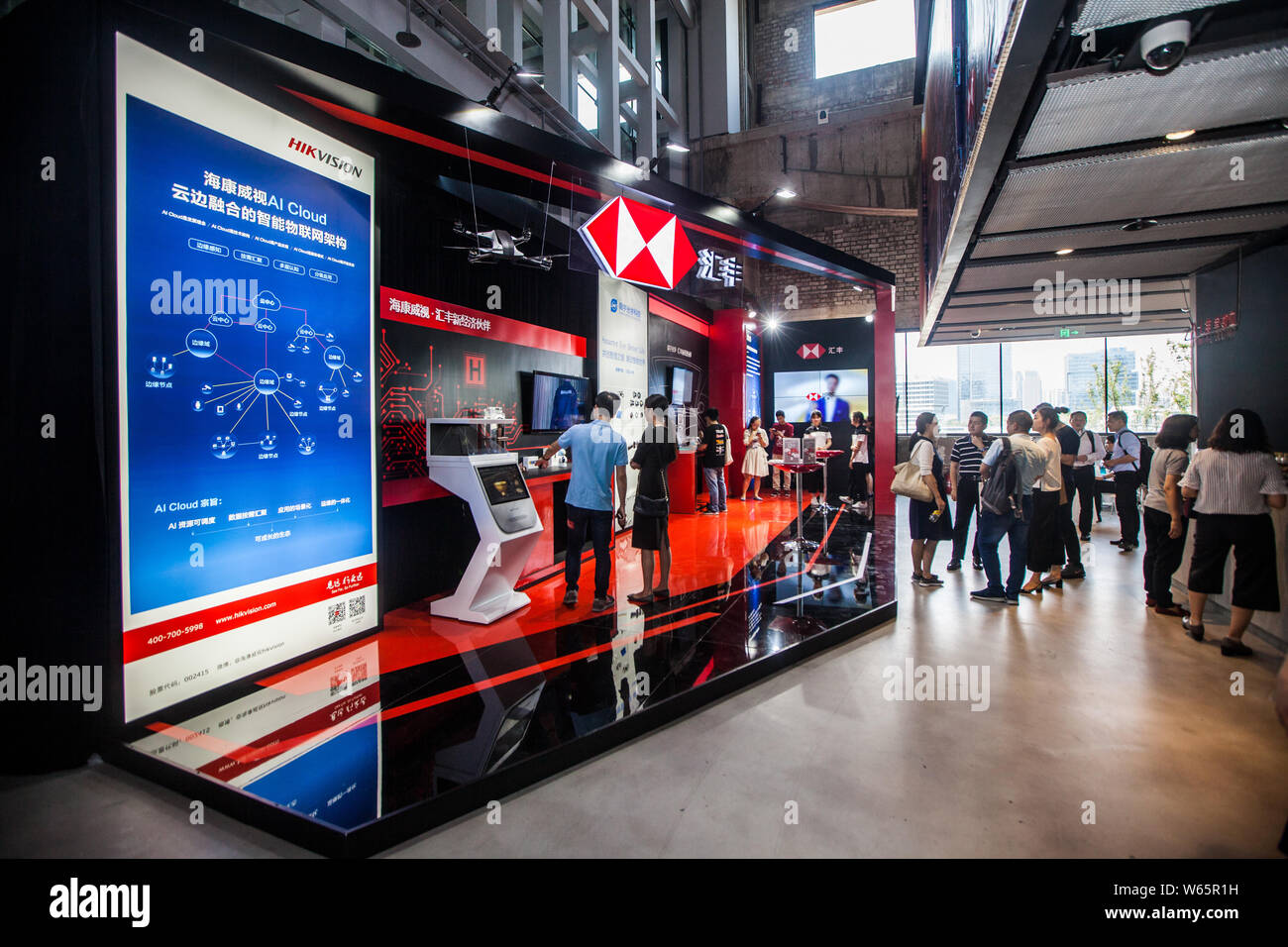 --FILE -- la gente visita lo stand della HSBC (Hong Kong e Shanghai Banking Corporation Limited) durante una mostra a Shanghai in Cina, il 17 maggio 2018. Foto Stock