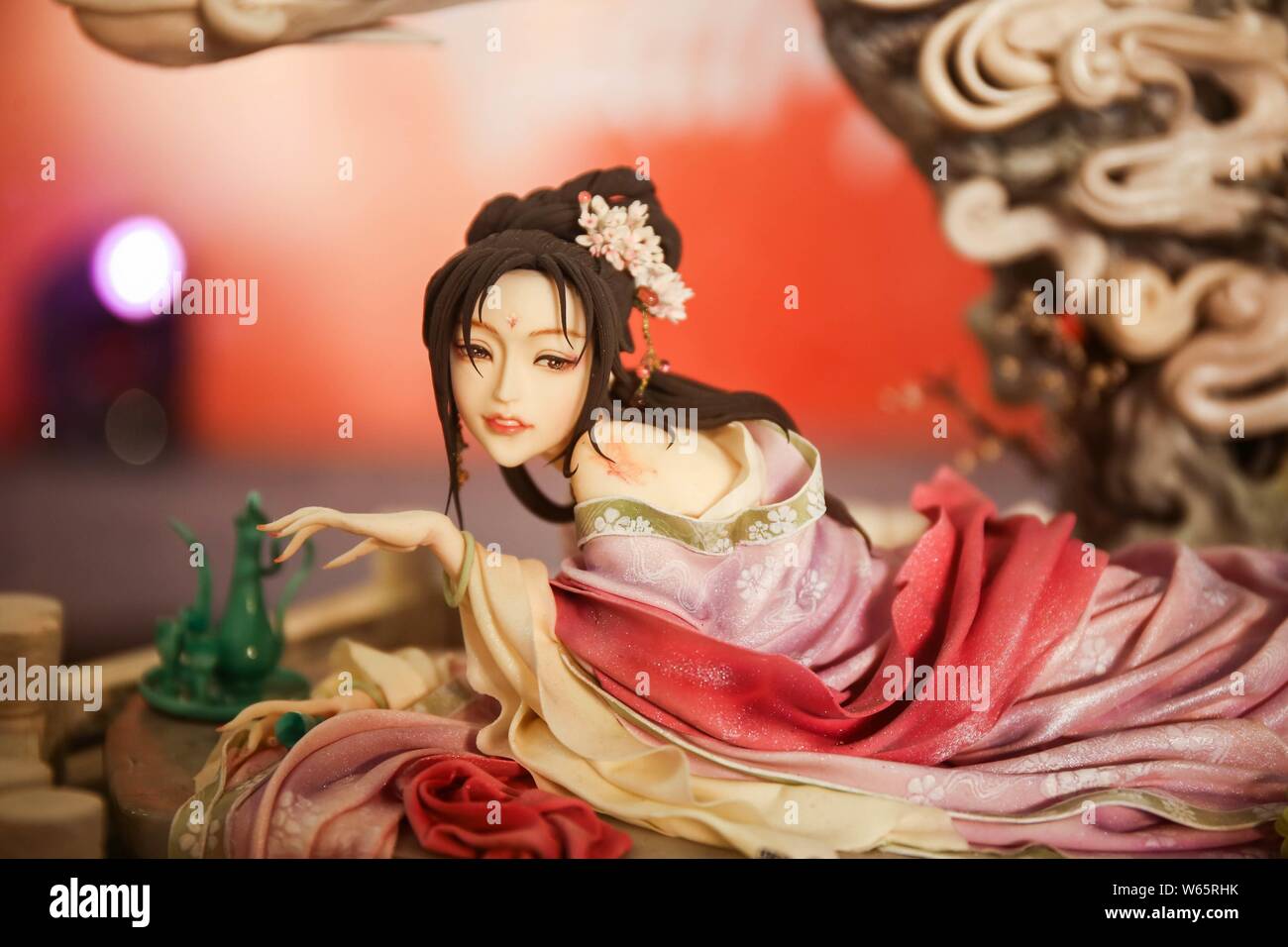 Una torta di fondente con sovrano cinese Wu Zetian o Wu Zhao è visualizzato durante l'anteprima dell'annuale Taobao Maker Festival in Hangzhou, Foto Stock