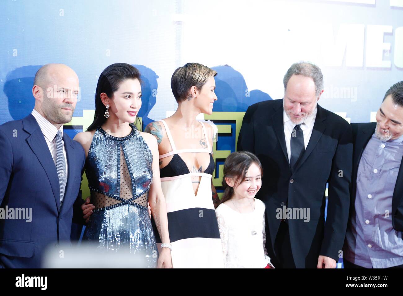 (Da sinistra) l'attore inglese Jason Statham, attrice cinese Li Bingbing, attrice australiana Ruby Rose, Cinese stella di bambino Sophia Cai Shuya, American film Foto Stock