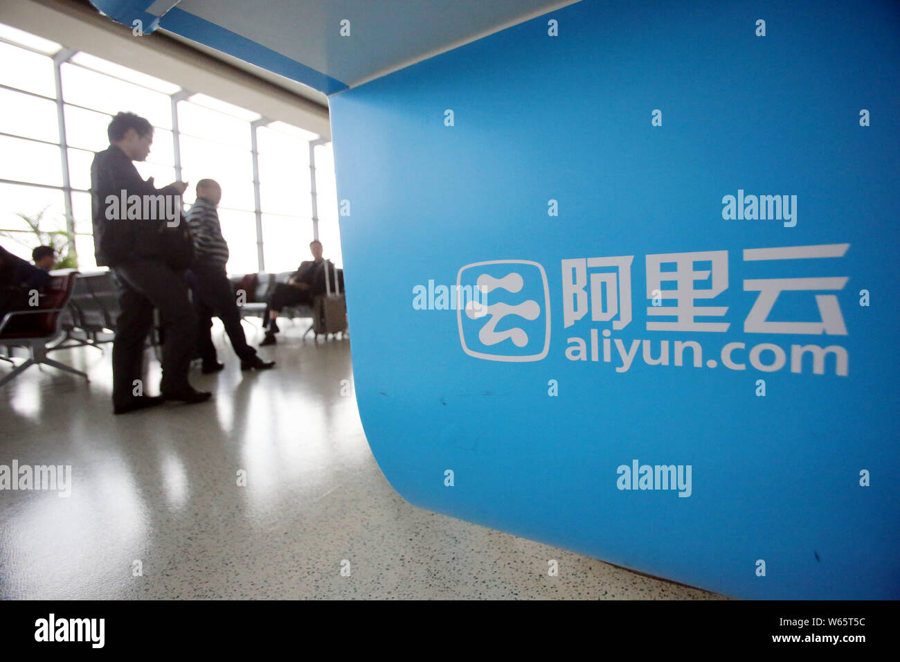 --FILE--un annuncio per Aliyun.com, online di cloud computing unità del gruppo Alibaba, è raffigurato in un autobus di lunga distanza dalla stazione di Shanghai, Chi Foto Stock