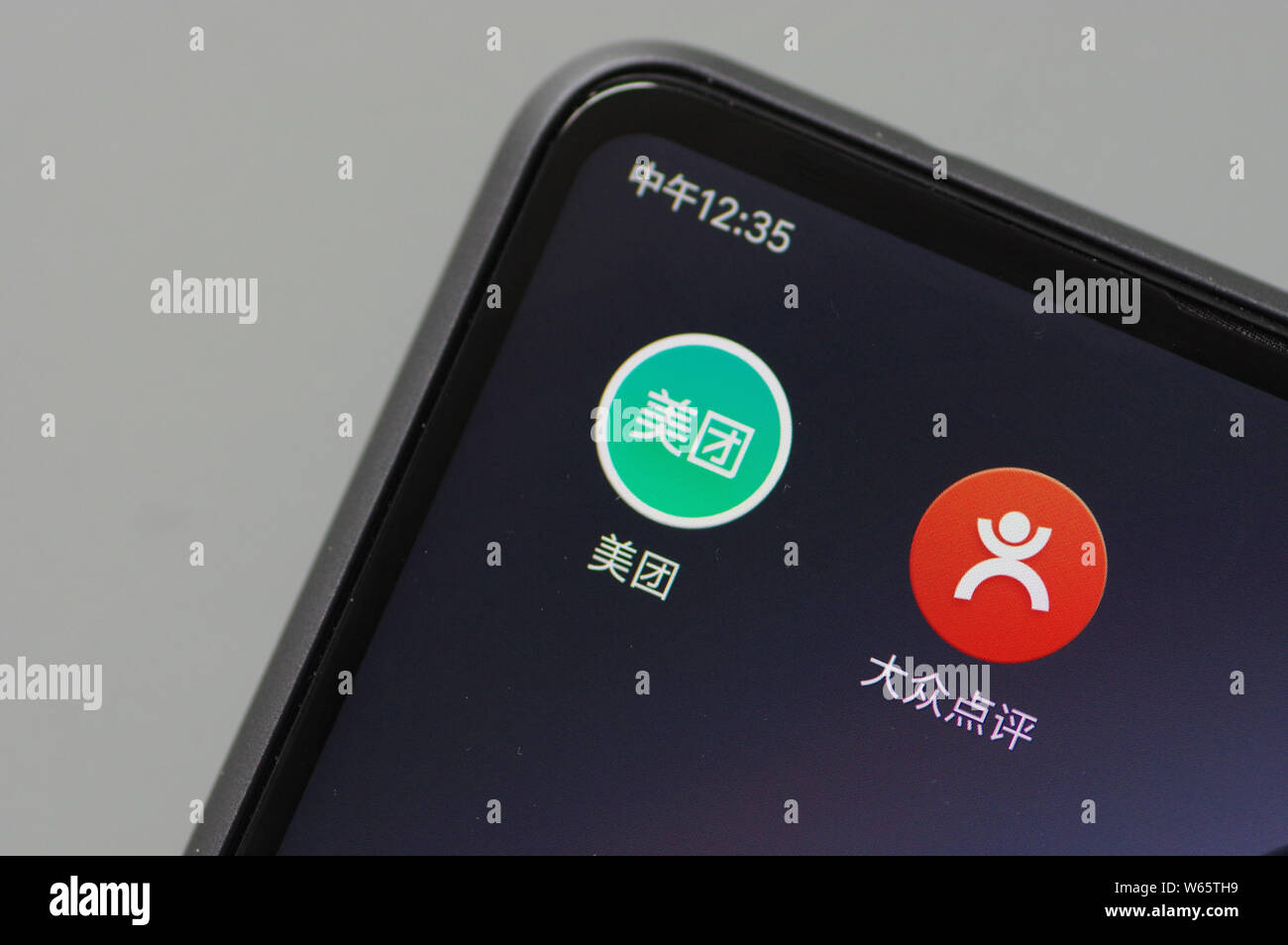 --FILE--un cinese telefono cellulare utente guarda le icone delle app mobile di waimai.meituan.com di gruppo online il sito di acquisto meituan.com, destra e restau Foto Stock