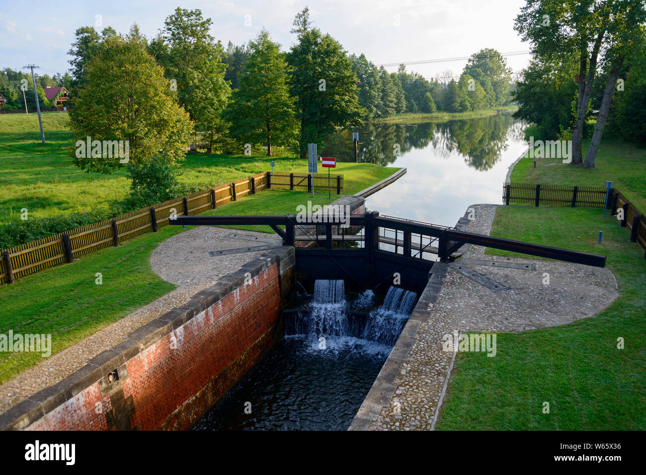 Nave sluice, Plaska, Augustowski canal, Podlasie, Polonia Foto Stock