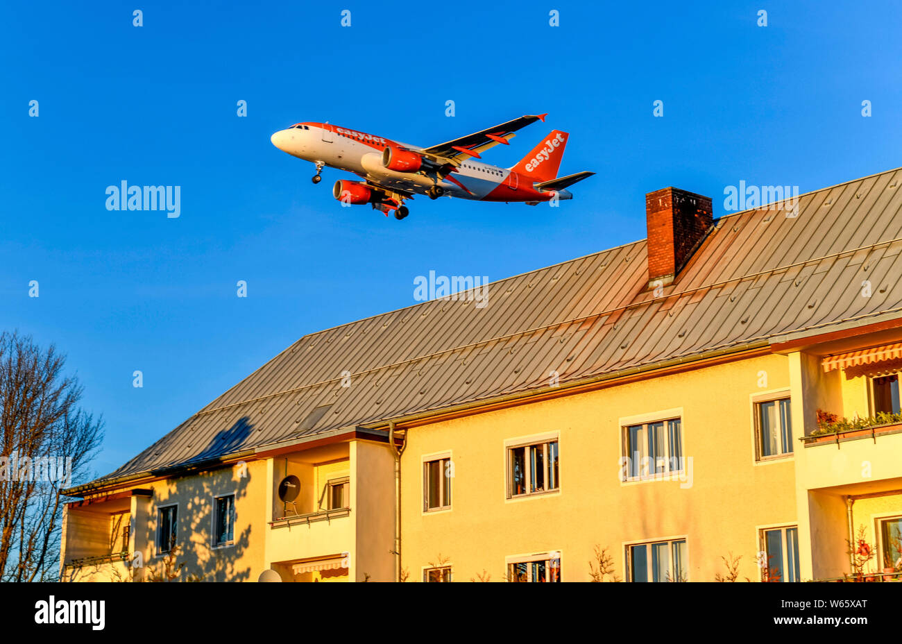 EasyJet, Flugzeug, Landeanflug, Meteorstrasse, Tegel, Reinickendorf, Berlino, Deutschland Foto Stock