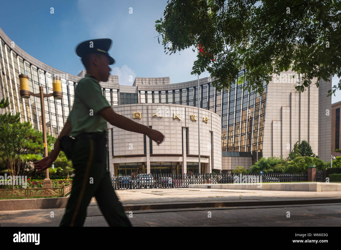 --FILE -- un poliziotto paramilitari delle pattuglie la sede e sede della Banca Popolare di Cina (PBOC), la Cina della banca centrale di Pechino, mento Foto Stock