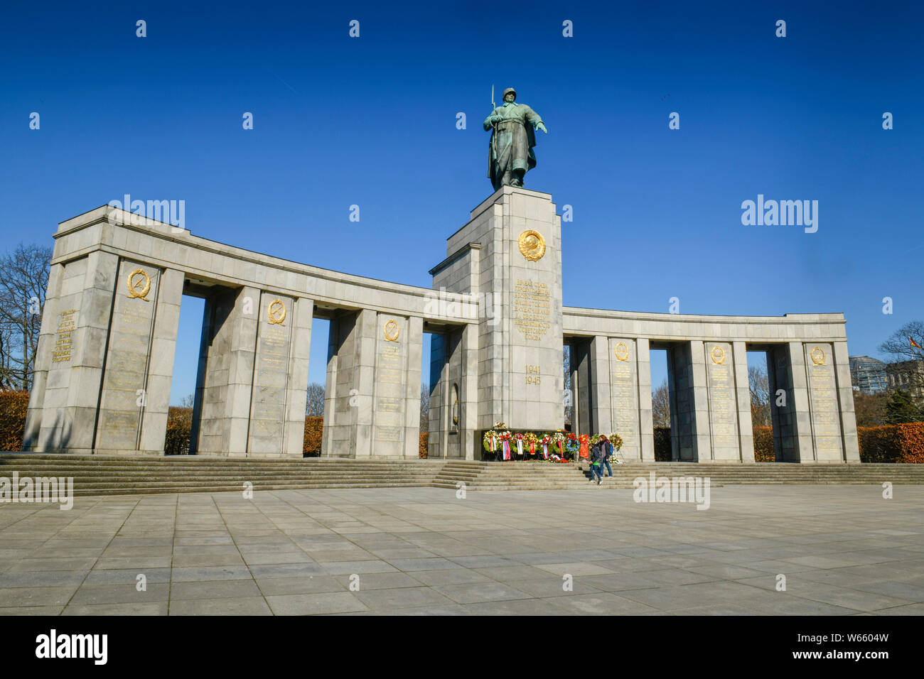 Sowjetisches Ehrenmal, Strasse des 17. Juni, Tiergarten di Berlino, Deutschland Foto Stock