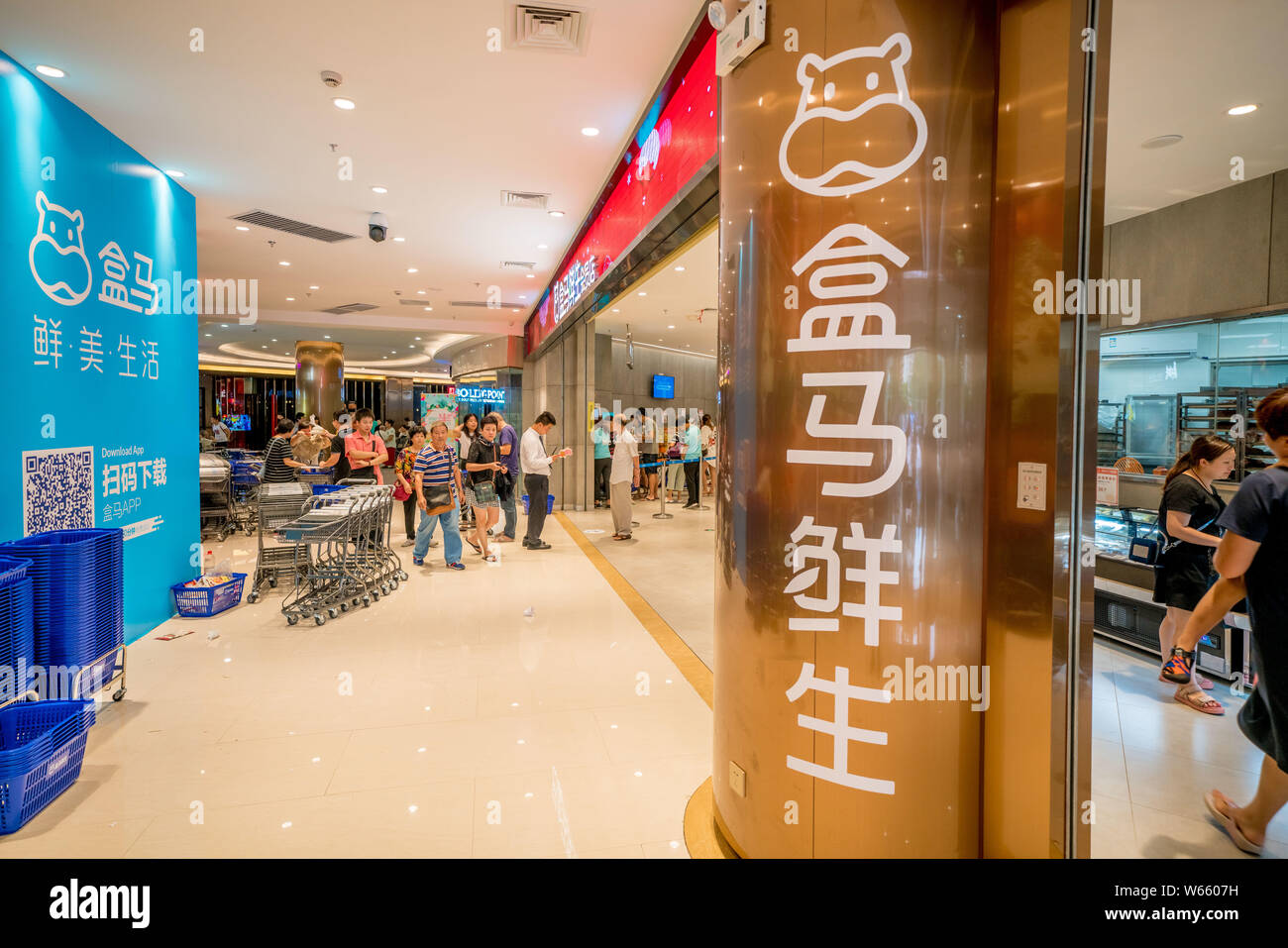 FILE--i clienti a fare acquisti in un negozio di O2O prodotti freschi  rivenditore Hemaxiansheng, noto anche come Hema freschi, Negozio di cinesi  e-commerce giant Alibaba Gro Foto stock - Alamy