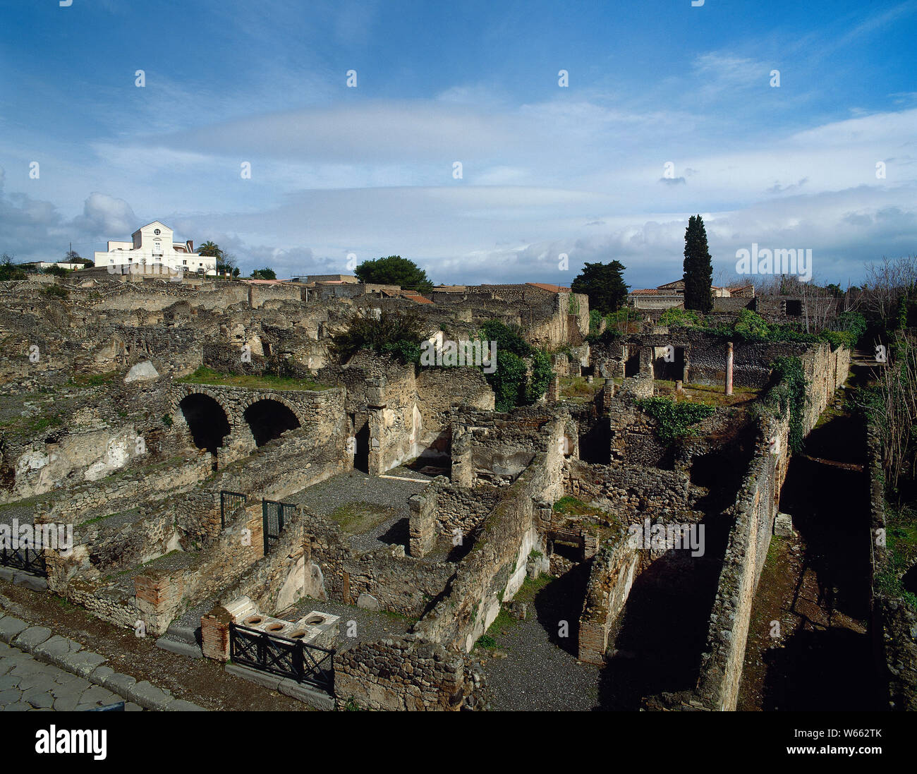L'Italia. Ercolano. Antica città romana distrutta dall'eruzione del Vesuvio al 79 D.C. Vista panoramica. La Campania. Foto Stock