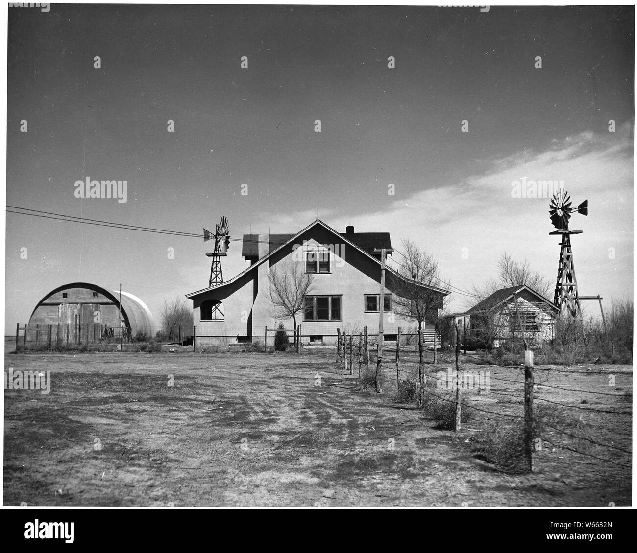 La Contea di Haskell, Kansas. Casa di grande agricoltore che sta riscuotendo un buon successo del suo allevamento. Forse il bes . . .; Portata e contenuto: Full didascalia recita come segue: contea di Haskell, Kansas. Casa di grande agricoltore che sta riscuotendo un buon successo del suo allevamento. Forse i migliori agriturismo nelle vicinanze, è stato progettato e costruito dal suo proprietario, molto progressiva giovane con un A.B. grado da Kansas State e, incidentalmente, l'inventore dell'ormai comune di round-alto edificio di storage, uno dei quali è mostrato accanto alla casa. Foto Stock