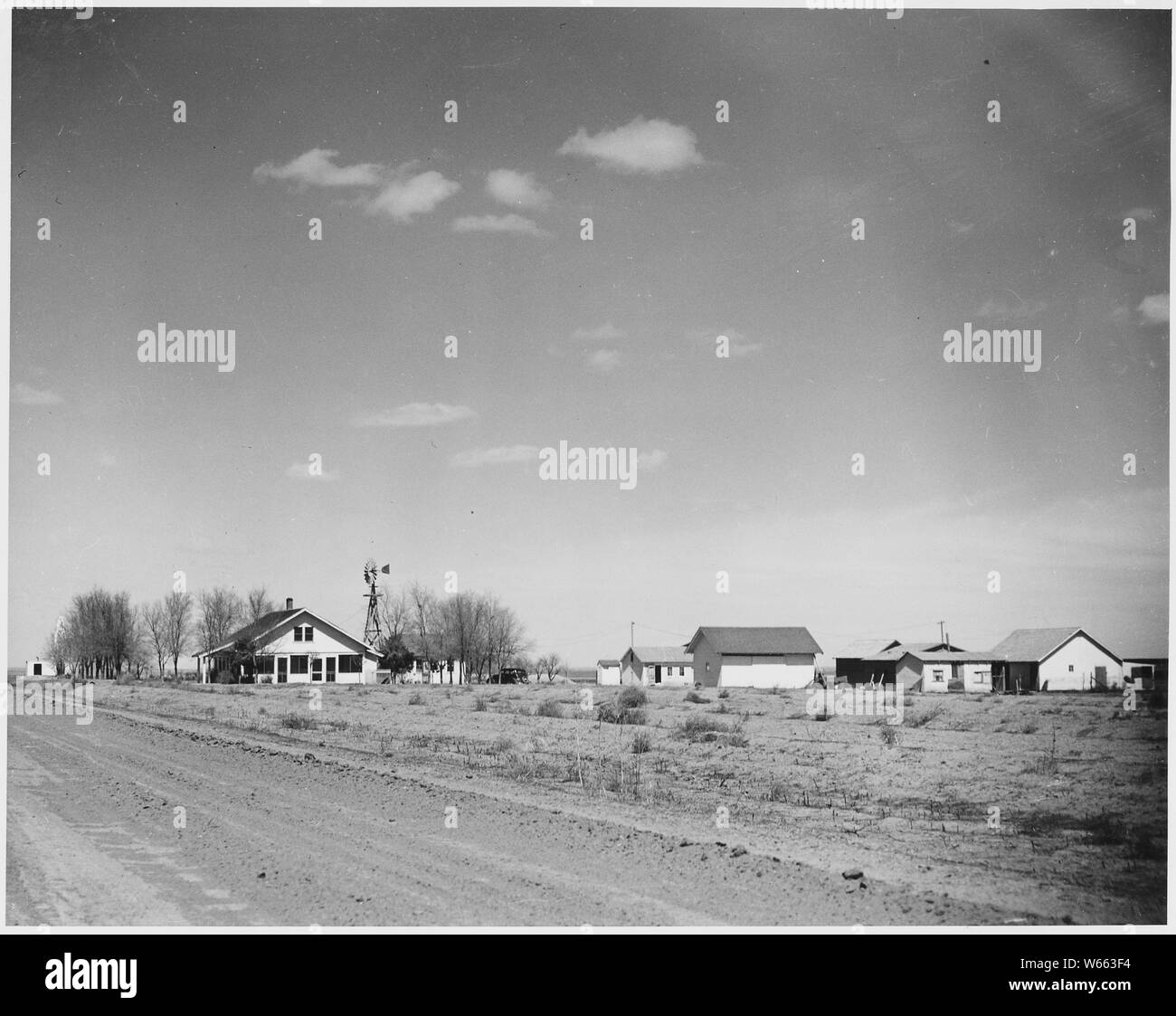 La Contea di Haskell, Kansas. Questo posto...appartengono[s] per gli agricoltori Mennoniti, del quale vi sono diversi in th . . .; Portata e contenuto: Full didascalia recita come segue: contea di Haskell, Kansas. Questo posto...appartengono[s] per gli agricoltori Mennoniti, del quale vi sono diversi nella contea. Essi sono generalmente pensato per essere buoni lavoratori e onesti, ma non era per niente cordiale. Gli agricoltori si chiamano i bianchi per distinguersi dai mennoniti. Il luogo qui illustrato presenta un pozzetto di irrigazione -- uno dei pochi luoghi che ha. Evidentemente queste mennoniti non sono della ultra-plain varietà. Essi non hanno alcuna sensazione contro Foto Stock