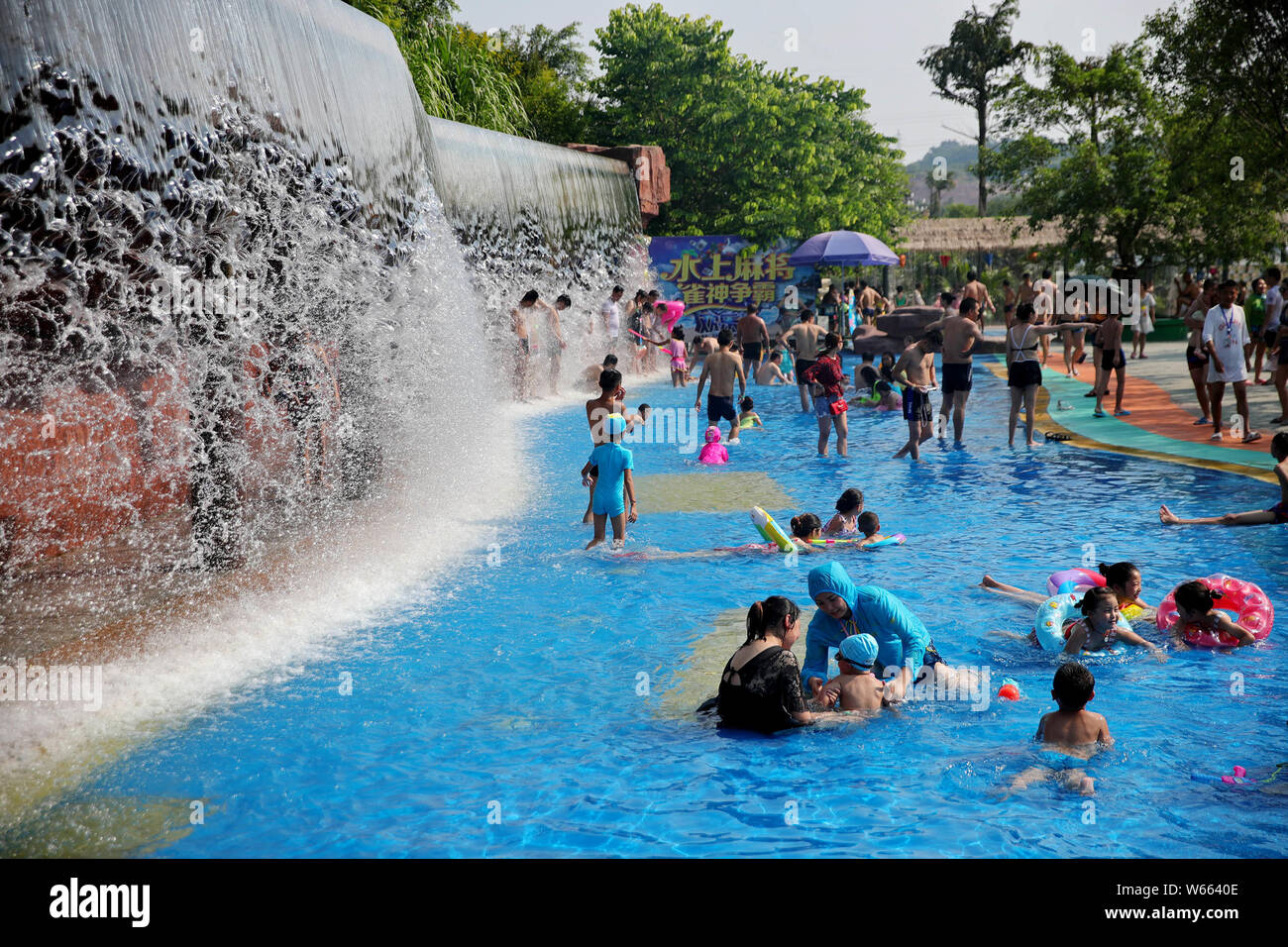 Turisti cinesi cram un parco acquatico su una torrida giornata nella città di Luzhou, a sud-ovest della Cina di provincia di Sichuan, 23 luglio 2018. Foto Stock