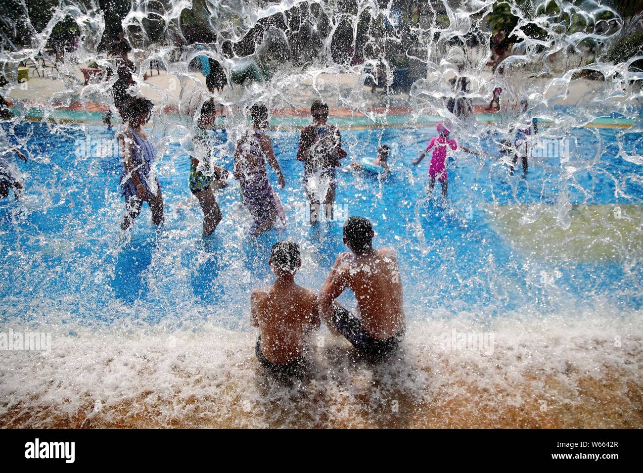 Turisti cinesi cram un parco acquatico su una torrida giornata nella città di Luzhou, a sud-ovest della Cina di provincia di Sichuan, 23 luglio 2018. Foto Stock