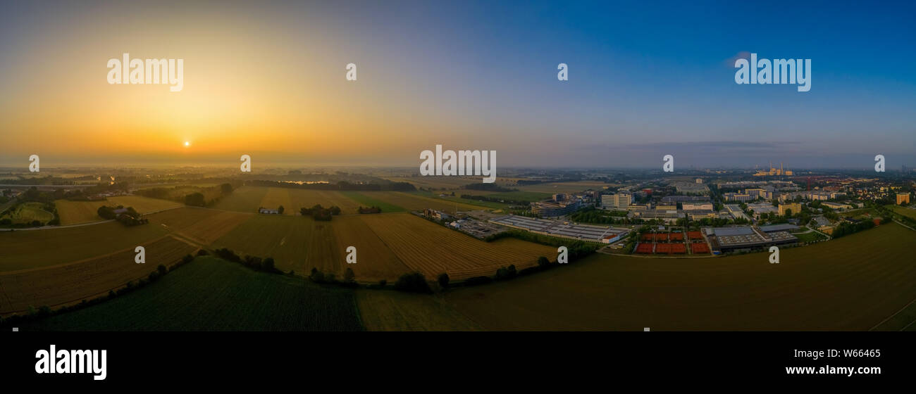 Panorama vista superiore foto aerea da flying drone oltre il villaggio. Foto Stock