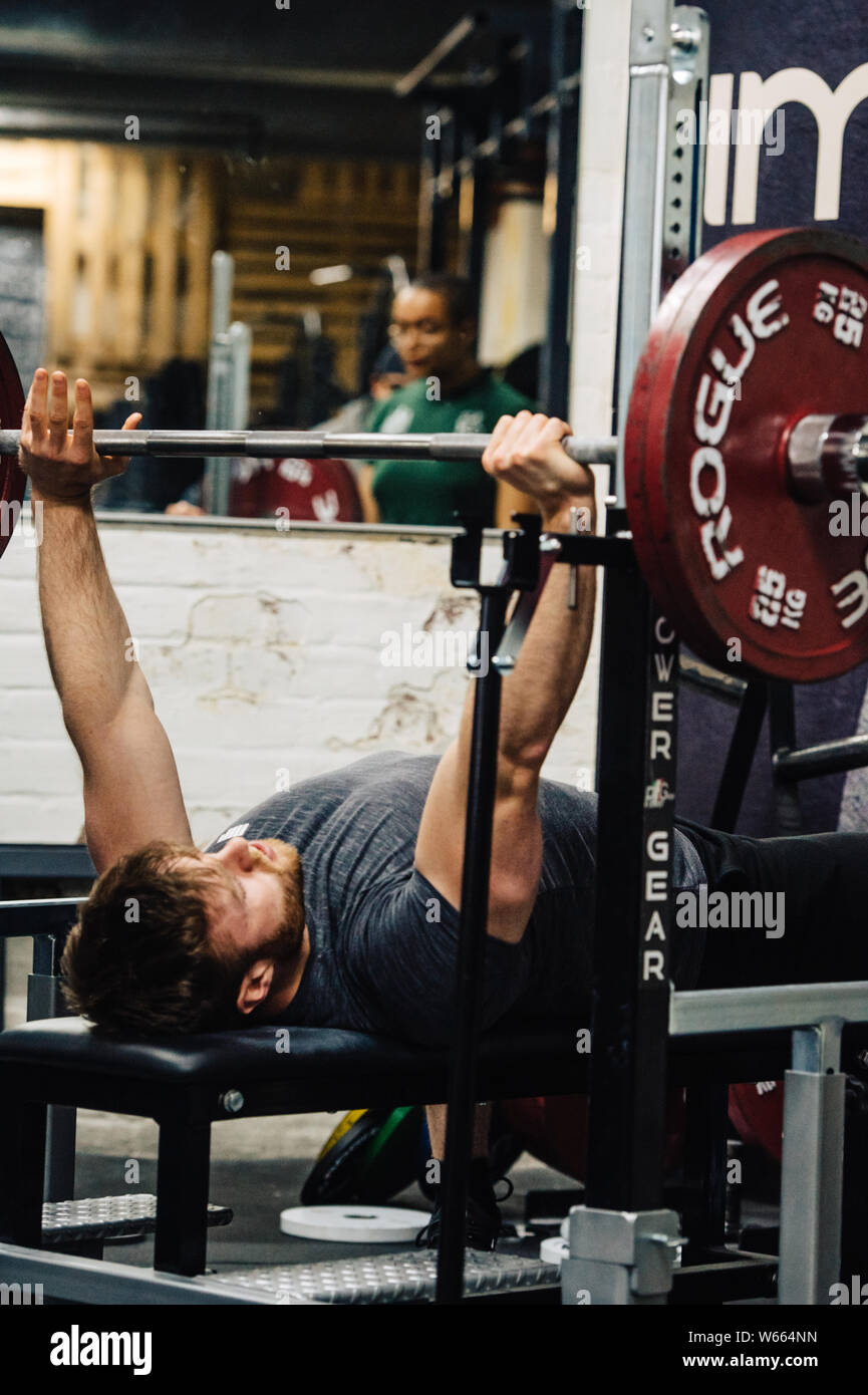 Concorrente maschio presso l'Università di Leeds Powerlifting soddisfare fino a Implexus palestra. Foto Stock