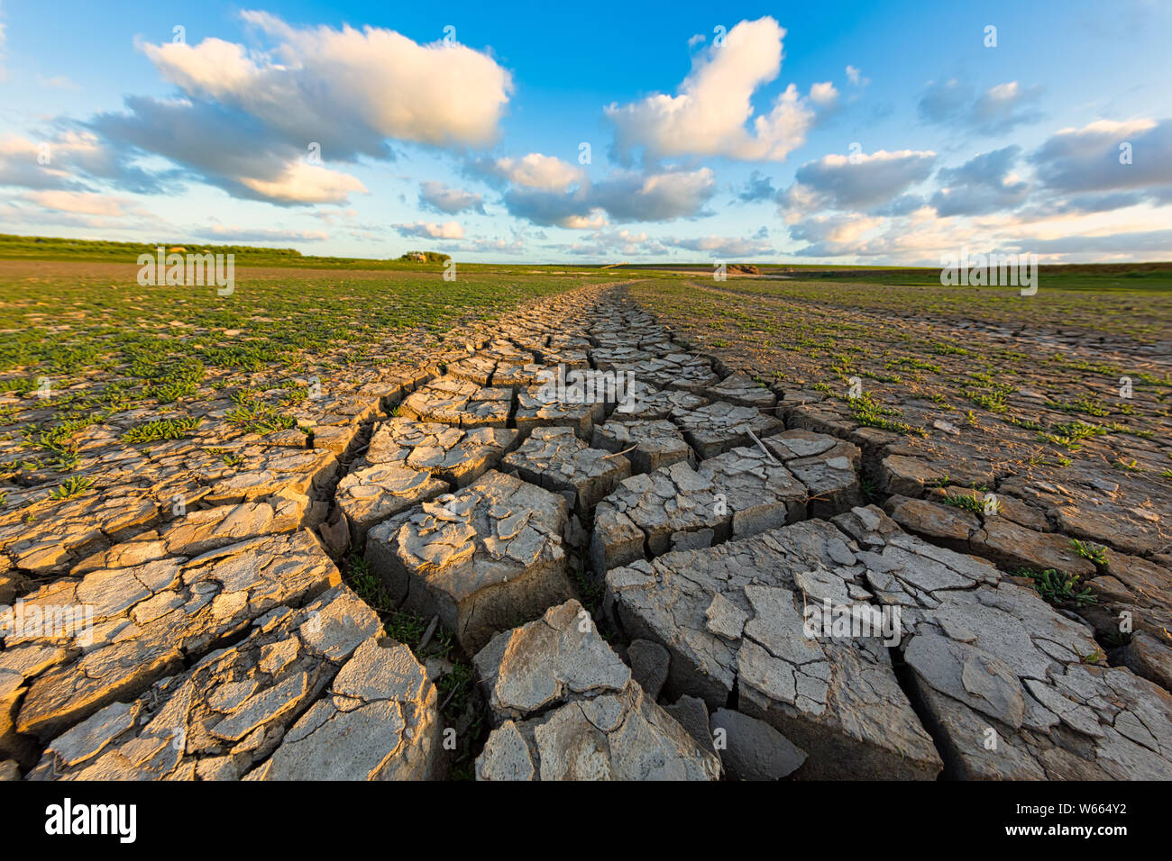 Arido e asciutto terra rotto a causa di cambiamenti climatici e il riscaldamento globale - un disastro ecologico Foto Stock