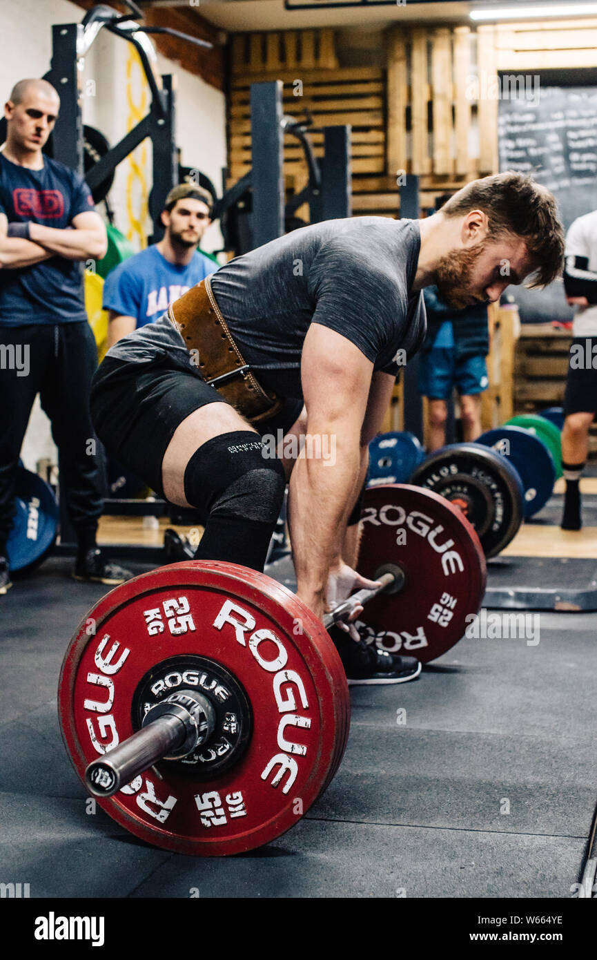 Concorrente maschio presso l'Università di Leeds Powerlifting soddisfare fino a Implexus palestra. Foto Stock