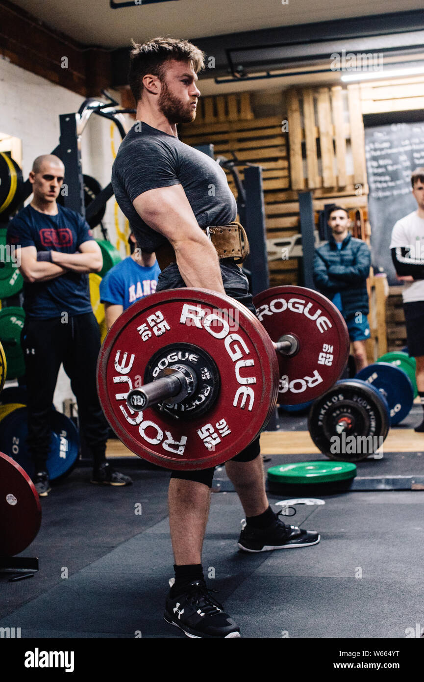 Concorrente maschio presso l'Università di Leeds Powerlifting soddisfare fino a Implexus palestra. Foto Stock