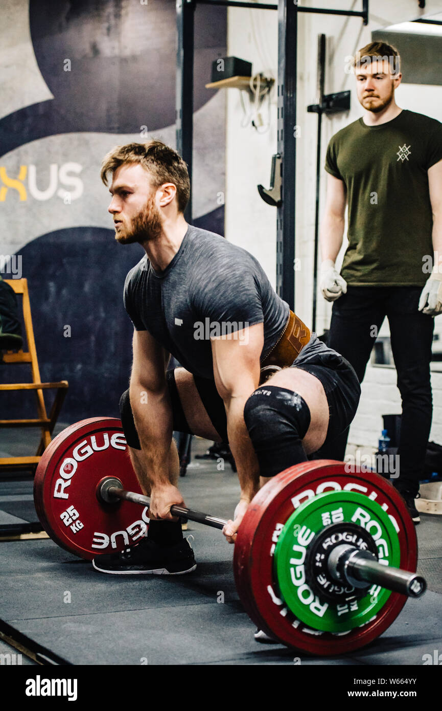 Concorrente maschio presso l'Università di Leeds Powerlifting soddisfare fino a Implexus palestra. Foto Stock