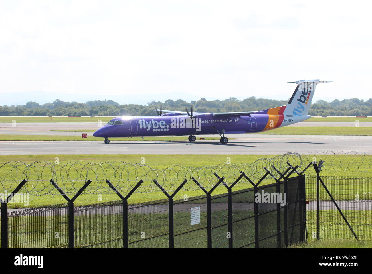 A De Havilland DHC-8 Dash8 atterrando all'aeroporto di Manchester credito : Mike Clarke / Alamy Foto d'archivio Foto Stock