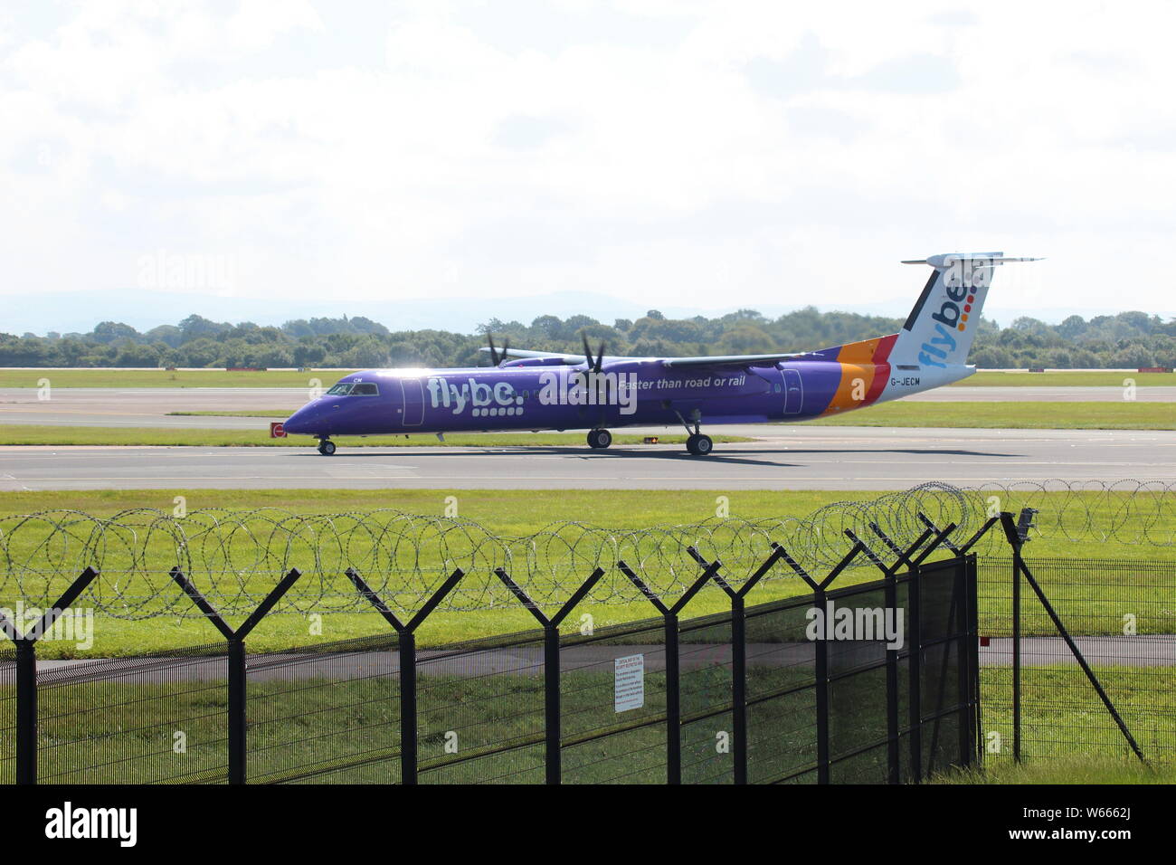 A De Havilland DHC-8 Dash8 atterrando all'aeroporto di Manchester credito : Mike Clarke / Alamy Foto d'archivio Foto Stock