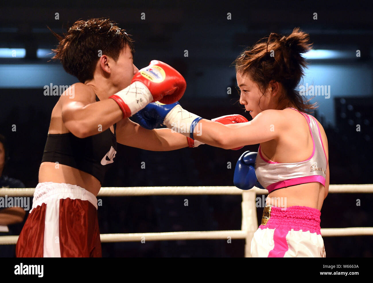 Nanako Suzuki del Giappone, destra, compete contro Wong Ka-yan di Hong Kong  nel loro donna luce-peso mosca bout durante la "Strada Gloria 2' boxing com  Foto stock - Alamy