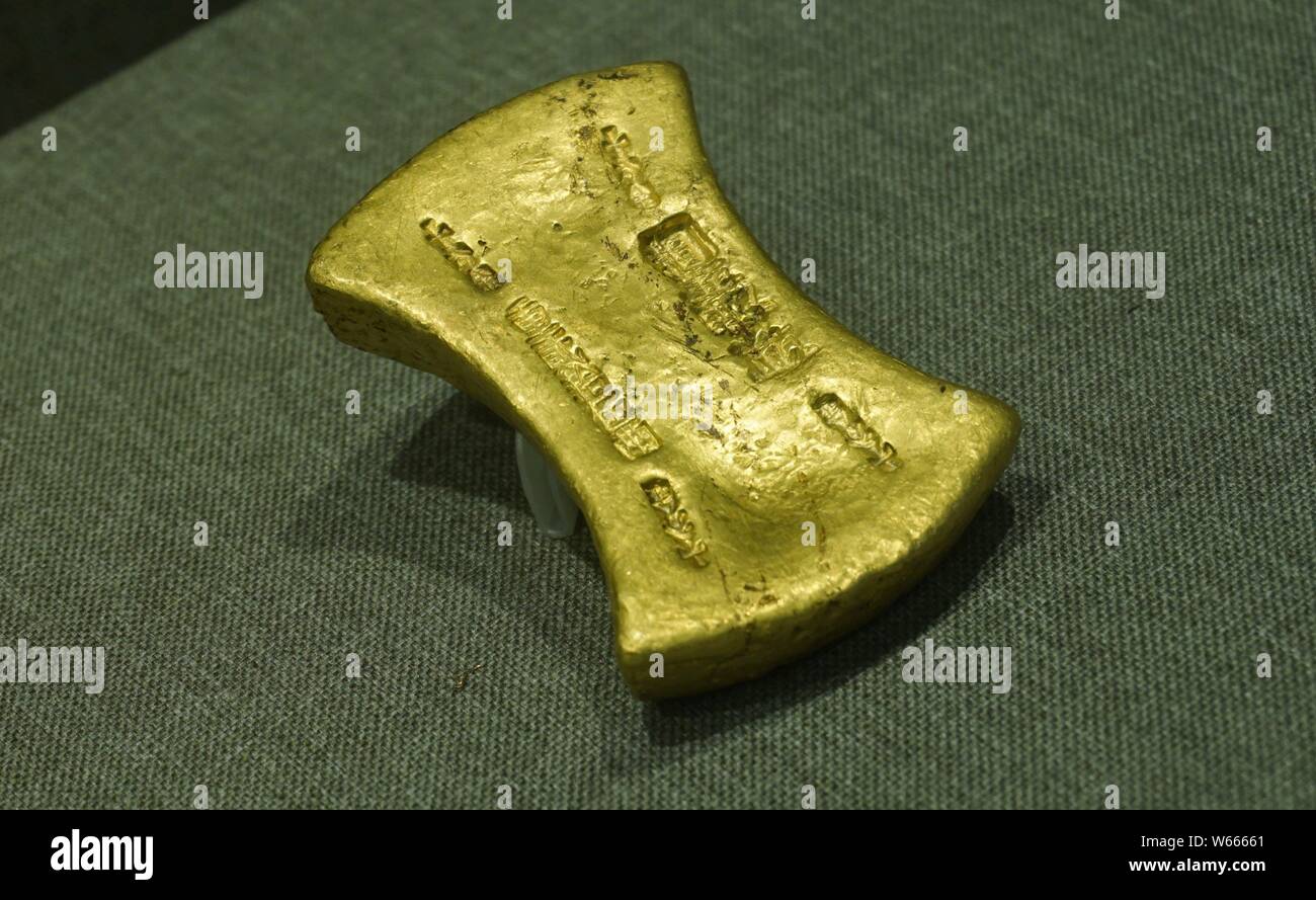 --FILE -- una barra color oro dalla dinastia Southern Song (1127¨C1279) asta a un prezzo elevato di 1.728 milioni di yuan ($258,640) viene visualizzato durante la Xiling Y Foto Stock