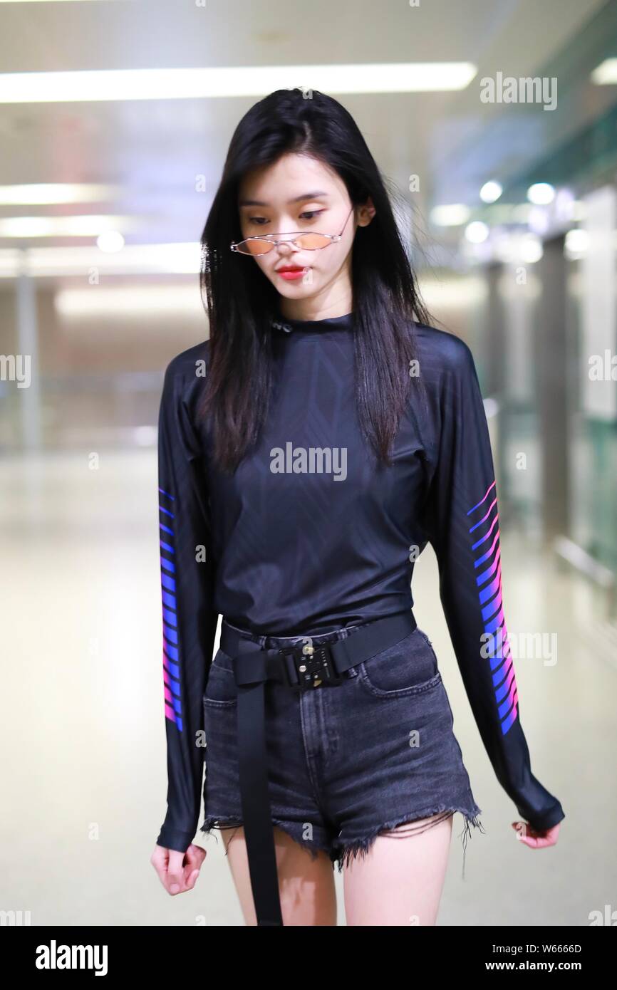 Modello cinese Xi Mengyao, meglio noto come Ming Xi, è raffigurato in un aeroporto in Cina a Shanghai, 2 luglio 2018. Foto Stock