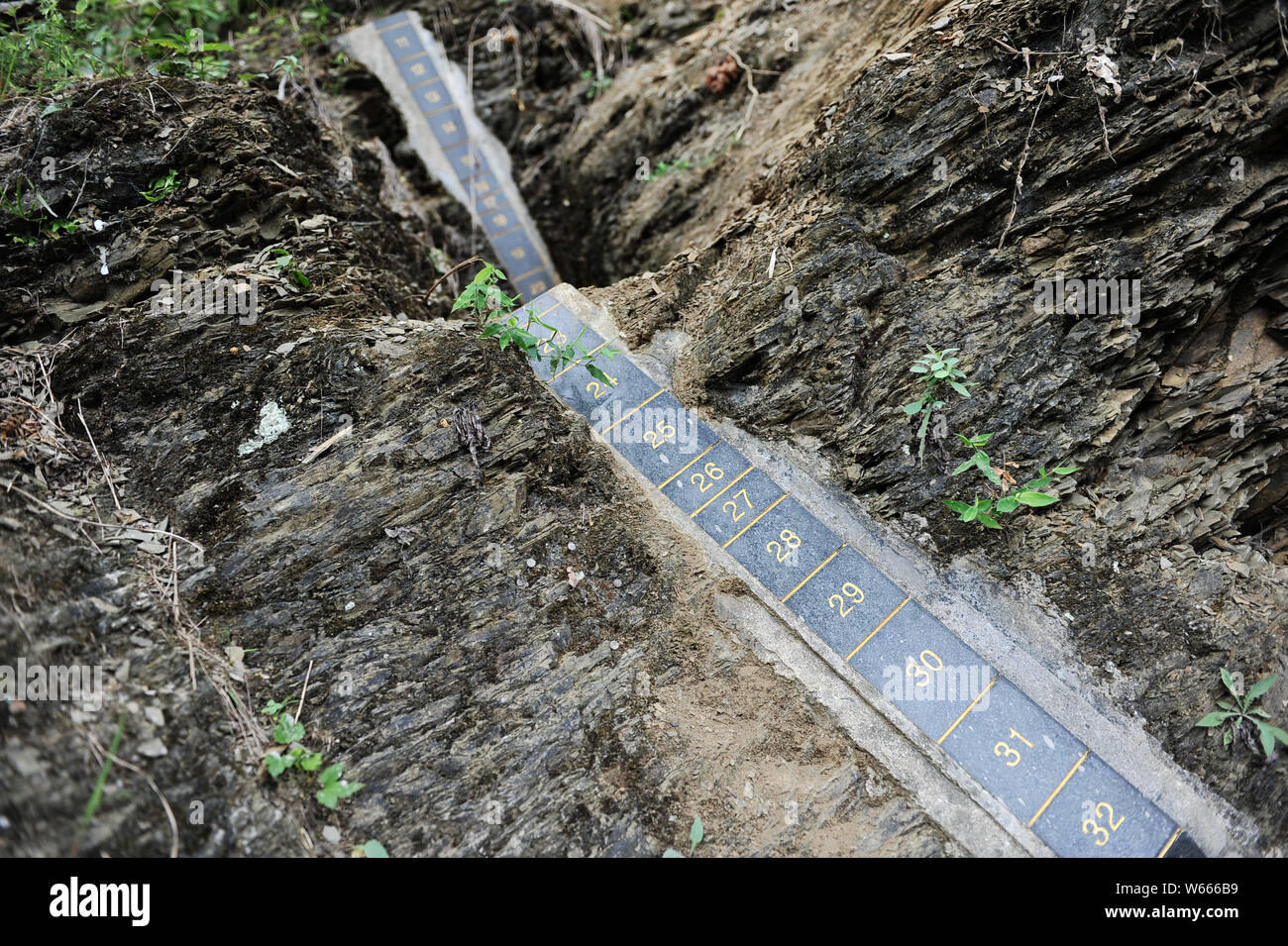 Vista la falda signages della Cina al XI " Golden Spike", noto anche come standard globale Stratotype-Section e punto (GSSP) per la base di una minore Foto Stock