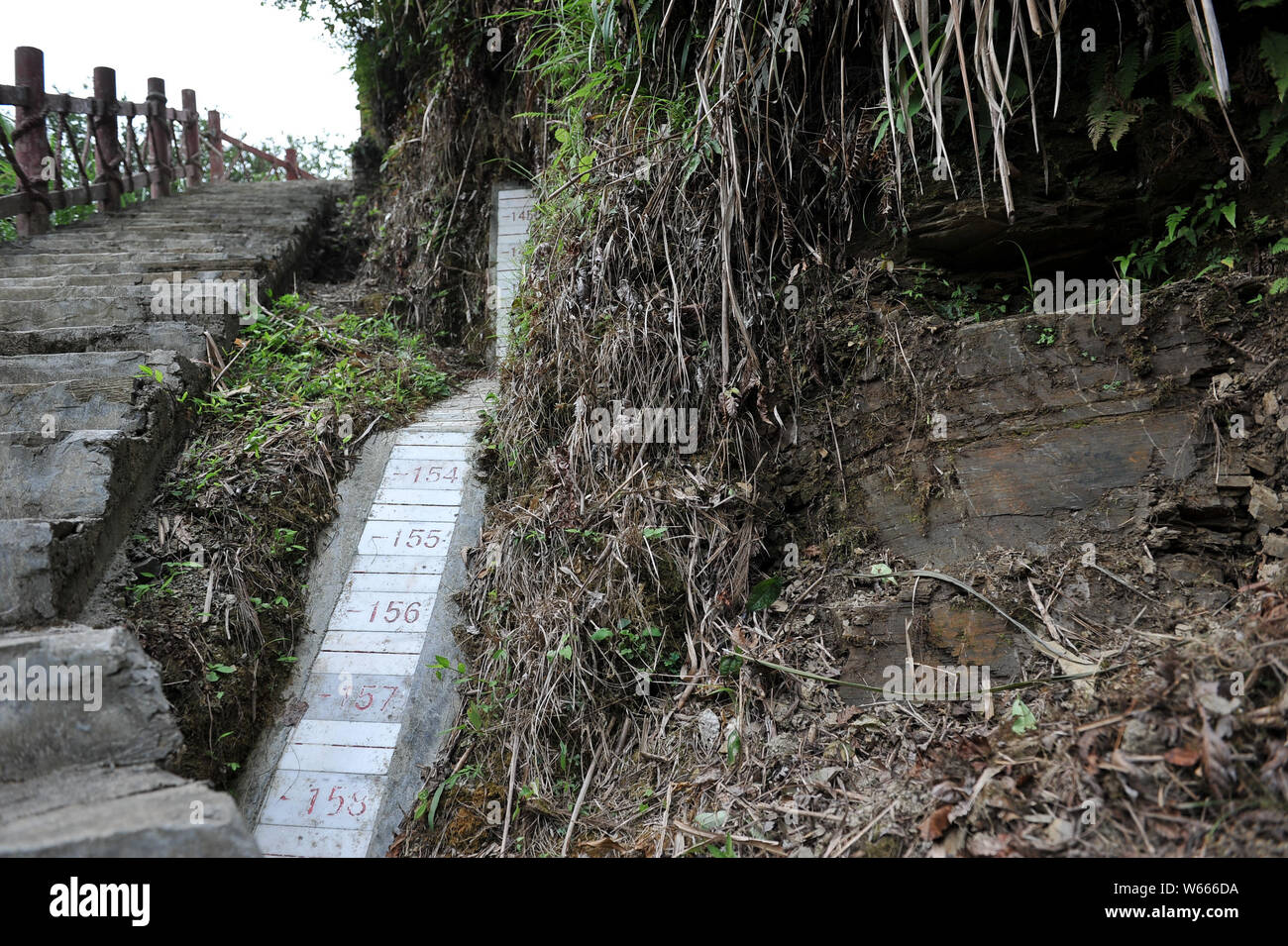 Vista la falda signages della Cina al XI " Golden Spike", noto anche come standard globale Stratotype-Section e punto (GSSP) per la base di una minore Foto Stock