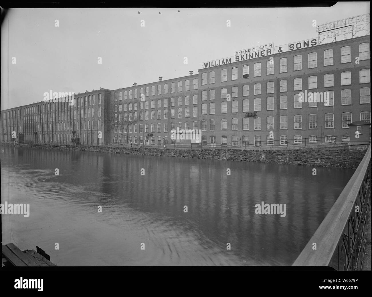 Mt. Holyoke, Massachusetts - Scene. Canale: la migliore tradizione di un industria di casa; fondata altrove e di emigrare per due volte, qui dopo la rottura di una diga lavato via il mulino originale e la città; di proprietà familiare, alla seconda e alla terza generazione, da tempo stabilito punti di vendita sviluppata sul par con fabbricazione; sette cicli di prodotto. William Skinner e figli. Foto Stock