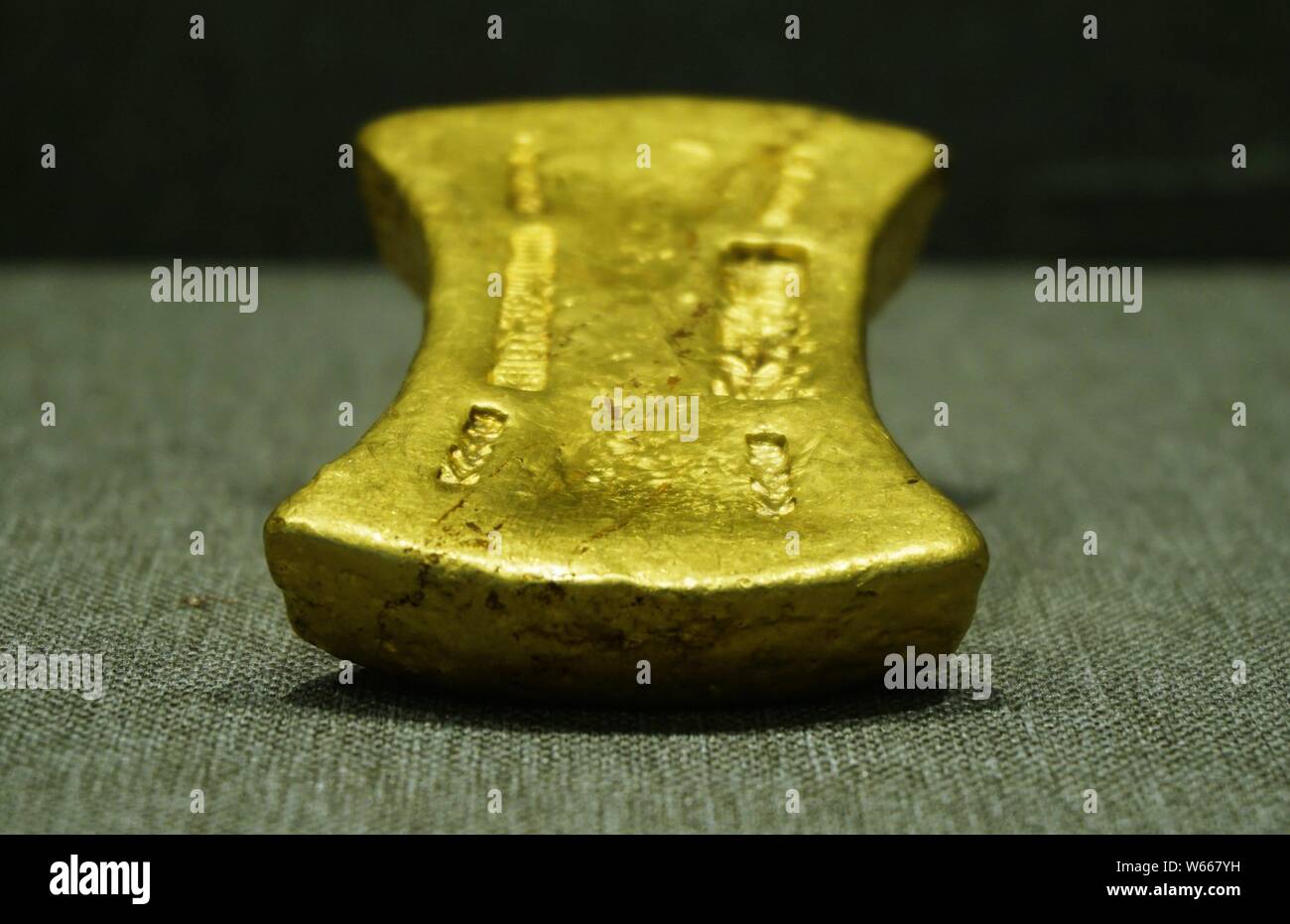 --FILE -- una barra color oro dalla dinastia Southern Song (1127¨C1279) asta a un prezzo elevato di 1.728 milioni di yuan ($258,640) viene visualizzato durante la Xiling Y Foto Stock