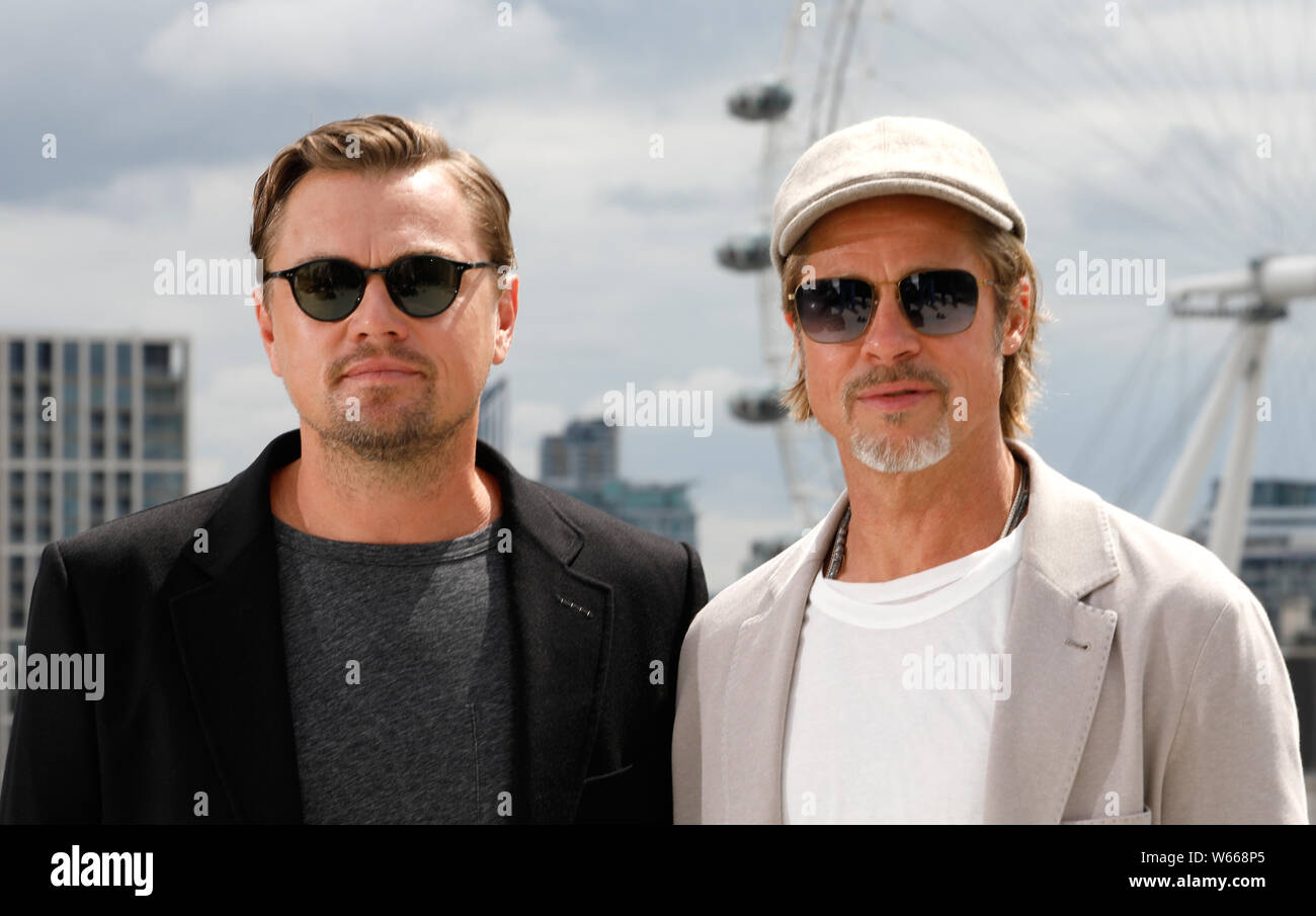 Leonardo DiCaprio e Brad Pitt che frequentano un photocall per una volta... In Hollywood, svoltasi presso il Corinthia Hotel di Londra. Foto Stock