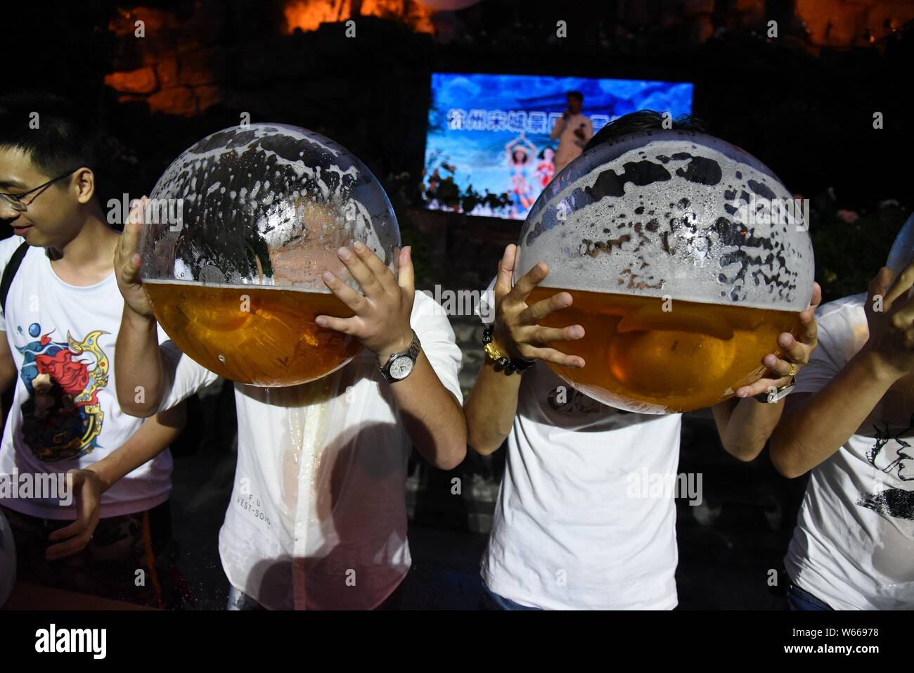 Partecipa utilizzare serbatoi di pesce a bere birra durante un bere birra concorso presso Songcheng punto panoramico in Hangzhou, est della Cina di provincia dello Zhejiang, 21 Foto Stock