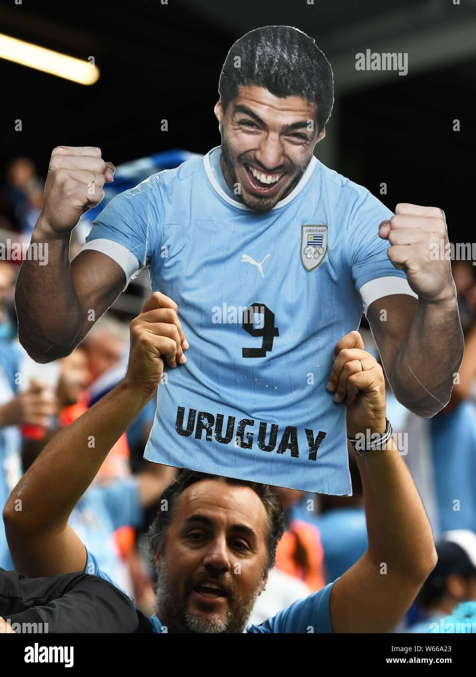 Un Uruguayan appassionato di calcio può contenere fino a taglio-fuori di Luis Suarez dell Uruguay per mostrare il loro sostegno per la squadra di quarterfinal match tra Uruguay e Franc Foto Stock