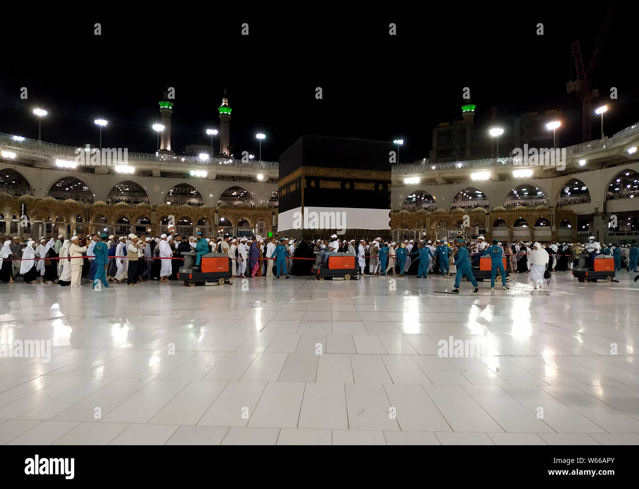 Luglio 30, 2019, la Mecca, Jedddah, Arabia Saudita: i lavoratori pulire il pavimento della Sacra Kaaba presso la Grande Moschea, durante l annuale hajj pellegrinaggio alla Mecca Luglio 31, 2019. Secondo i musulmani libro sacro Corano, la Kaaba fu costruita da Abramo e suo figlio Ismael, dopo Ismael si erano insediati in Arabia. Milioni di musulmani sono arrivati in Arabia Saudita per eseguire il loro Hajj Credito: Ashraf Amra/immagini APA/ZUMA filo/Alamy Live News Foto Stock
